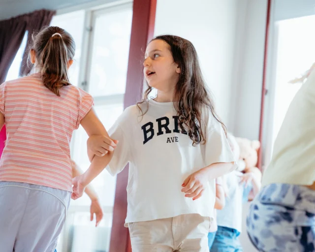 🎉⁠ BETAL FOR 1 HOLD OG DANS PÅ 2 HOLD 🎉⁠ ⁠
Start med prøvetimer til November - kom og dans med i vores 91. sæson - book en prøvetime med det samme på www.dans.dk 🌍⁠
Københavns bedste tilbud & priser - 50 % og 20 % rabat! 💰⁠
⁠.⁠
Vi har rigtigt mange forskellige hold på alle niveauer og til alle aldre: ⁠
✅ K-Pop Dans ⁠
✅ Tik Tok Dans⁠
✅ Hip Hop⁠
✅ Street⁠
✅ Commercial⁠
✅ Contemporary Fusion⁠
✅ Girly⁠
✅ Modern Dance⁠
✅ Wacking⁠
✅ Dansehall⁠
✅ Bollywood⁠
✅ Shuffle Dans⁠
✅ Burlesque Dans⁠
✅ House⁠
✅ Broadway Jazz⁠
✅ Showdance⁠
✅ Mini Mix⁠
✅ Funky Fitness⁠
✅ Børnedans⁠
✅ Ramasjang Dans⁠
✅ Bachata⁠
✅ Pardans⁠
✅ Ballroom⁠
✅ Salsa⁠
✅ Swing⁠
✅ Ballet⁠
✅ Acro Dans⁠
✅ Jumps⁠
✅ Step Dans⁠
✅ Disco⁠
✅ Breaking⁠
✅ Cheerleading⁠
✅ Heels⁠
.⁠
Se meget mere på www.dans.dk - der er link i bio 🔗⁠
.⁠
#komogværmed #fpdans #fpagency #verdensældstefamileejededanseskole #anno1935 #danseskole #amager #copenhagen #københavn #cph #copenhagendance #yourpassionyourlife #dancersofinstagram #danceliveshere #dance #dancestudio #danceschool #justdance #dancelifestyle #instadance⁠