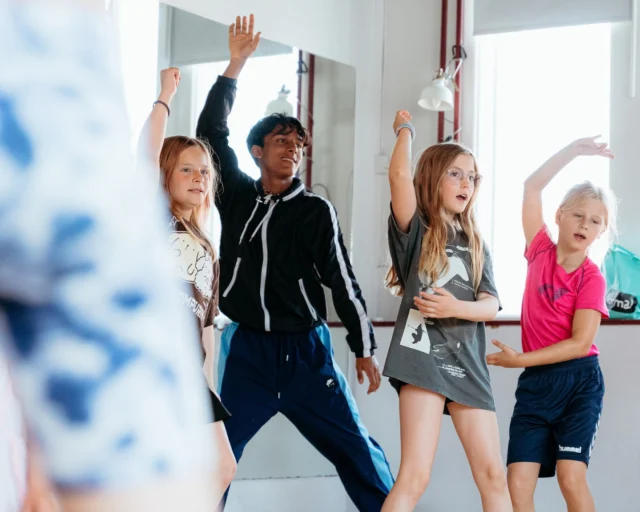 ⁠
🎉⁠ BETAL FOR 1 HOLD OG DANS PÅ 2 HOLD 🎉⁠ ⁠
Start med prøvetimer til November - kom og dans med i vores 91. sæson - book en prøvetime med det samme på www.dans.dk 🌍⁠
Københavns bedste tilbud & priser - 50 % og 20 % rabat! 💰⁠
⁠.⁠
Vi har rigtigt mange forskellige hold på alle niveauer og til alle aldre: ⁠
✅ K-Pop Dans ⁠
✅ Tik Tok Dans⁠
✅ Hip Hop⁠
✅ Street⁠
✅ Commercial⁠
✅ Contemporary Fusion⁠
✅ Girly⁠
✅ Modern Dance⁠
✅ Wacking⁠
✅ Dansehall⁠
✅ Bollywood⁠
✅ Shuffle Dans⁠
✅ Burlesque Dans⁠
✅ House⁠
✅ Broadway Jazz⁠
✅ Showdance⁠
✅ Mini Mix⁠
✅ Funky Fitness⁠
✅ Børnedans⁠
✅ Ramasjang Dans⁠
✅ Bachata⁠
✅ Pardans⁠
✅ Ballroom⁠
✅ Salsa⁠
✅ Swing⁠
✅ Ballet⁠
✅ Acro Dans⁠
✅ Jumps⁠
✅ Step Dans⁠
✅ Disco⁠
✅ Breaking⁠
✅ Cheerleading⁠
✅ Heels⁠
.⁠
Se meget mere på www.dans.dk - der er link i bio 🔗⁠
.⁠
#komogværmed #fpdans #fpagency #verdensældstefamileejededanseskole #anno1935 #danseskole #amager #copenhagen #københavn #cph #copenhagendance #yourpassionyourlife #dancersofinstagram #danceliveshere #dance #dancestudio #danceschool #justdance #dancelifestyle #instadance⁠