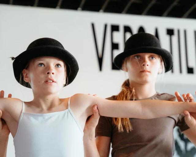 🎉⁠ BETAL FOR 1 HOLD OG DANS PÅ 2 HOLD 🎉⁠ ⁠
Start med prøvetimer til November - kom og dans med i vores 91. sæson - book en prøvetime med det samme på www.dans.dk 🌍⁠
Københavns bedste tilbud & priser - 50 % og 20 % rabat! 💰⁠
⁠.⁠
Vi har rigtigt mange forskellige hold på alle niveauer og til alle aldre: ⁠
✅ K-Pop Dans ⁠
✅ Tik Tok Dans⁠
✅ Hip Hop⁠
✅ Street⁠
✅ Commercial⁠
✅ Contemporary Fusion⁠
✅ Girly⁠
✅ Modern Dance⁠
✅ Wacking⁠
✅ Dansehall⁠
✅ Bollywood⁠
✅ Shuffle Dans⁠
✅ Burlesque Dans⁠
✅ House⁠
✅ Broadway Jazz⁠
✅ Showdance⁠
✅ Mini Mix⁠
✅ Funky Fitness⁠
✅ Børnedans⁠
✅ Ramasjang Dans⁠
✅ Bachata⁠
✅ Pardans⁠
✅ Ballroom⁠
✅ Salsa⁠
✅ Swing⁠
✅ Ballet⁠
✅ Acro Dans⁠
✅ Jumps⁠
✅ Step Dans⁠
✅ Disco⁠
✅ Breaking⁠
✅ Cheerleading⁠
✅ Heels⁠
.⁠
Se meget mere på www.dans.dk - der er link i bio 🔗⁠
.⁠
#komogværmed #fpdans #fpagency #verdensældstefamileejededanseskole #anno1935 #danseskole #amager #copenhagen #københavn #cph #copenhagendance #yourpassionyourlife #dancersofinstagram #danceliveshere #dance #dancestudio #danceschool #justdance #dancelifestyle #instadance⁠