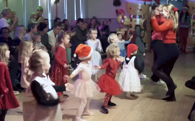 En af vores ynglings-sange på vores mange børnehold: JAMAICA! 🌴🍍⁠
Måske ikke lige helt i juleånden 😂  men dejlig er den og se hvor dygtige de allermindste dansere er til at vise den foran famile og venner ❤️⁠
.⁠
🎉⁠ BETAL FOR 1 HOLD OG DANS PÅ 2 HOLD 🎉⁠ ⁠
Start med prøvetimer til Januar - kom og dans med i vores 91. sæson - book en prøvetime med det samme på www.dans.dk 🌍⁠
Københavns bedste tilbud & priser - 50 % og 20 % rabat! 💰⁠
⁠.⁠
Vi har rigtigt mange forskellige hold på alle niveauer og til alle aldre: ⁠
✅ K-Pop Dans ⁠
✅ Tik Tok Dans⁠
✅ Hip Hop⁠
✅ Street⁠
✅ Commercial⁠
✅ Contemporary Fusion⁠
✅ Girly⁠
✅ Modern Dance⁠
✅ Wacking⁠
✅ Dansehall⁠
✅ Bollywood⁠
✅ Shuffle Dans⁠
✅ Burlesque Dans⁠
✅ House⁠
✅ Broadway Jazz⁠
✅ Showdance⁠
✅ Mini Mix⁠
✅ Funky Fitness⁠
✅ Børnedans⁠
✅ Ramasjang Dans⁠
✅ Bachata⁠
✅ Pardans⁠
✅ Ballroom⁠
✅ Salsa⁠
✅ Swing⁠
✅ Ballet⁠
✅ Acro Dans⁠
✅ Jumps⁠
✅ Step Dans⁠
✅ Disco⁠
✅ Breaking⁠
✅ Cheerleading⁠
✅ Heels⁠
.⁠
Se meget mere på www.dans.dk - der er link i bio 🔗⁠
.⁠
#komogværmed #fpdans #fpagency #verdensældstefamileejededanseskole #anno1935 #danseskole #amager #copenhagen #københavn #cph #copenhagendance #yourpassionyourlife #dancersofinstagram #danceliveshere #dance #dancestudio #danceschool #justdance #dancelifestyle #instadance⁠