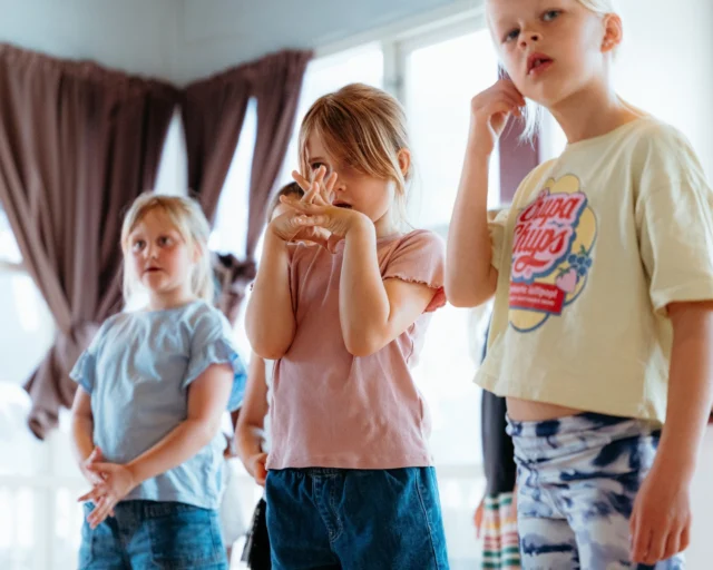 🎉⁠ BETAL FOR 1 HOLD OG DANS PÅ 2 HOLD 🎉⁠ ⁠
Start med prøvetimer til Januar - kom og dans med i vores 91. sæson - book en prøvetime med det samme på www.dans.dk 🌍⁠
Københavns bedste tilbud & priser - 50 % og 20 % rabat! 💰⁠
⁠.⁠
Vi har rigtigt mange forskellige hold på alle niveauer og til alle aldre: ⁠
✅ K-Pop Dans ⁠
✅ Tik Tok Dans⁠
✅ Hip Hop⁠
✅ Street⁠
✅ Commercial⁠
✅ Contemporary Fusion⁠
✅ Girly⁠
✅ Modern Dance⁠
✅ Wacking⁠
✅ Dansehall⁠
✅ Bollywood⁠
✅ Shuffle Dans⁠
✅ Burlesque Dans⁠
✅ House⁠
✅ Broadway Jazz⁠
✅ Showdance⁠
✅ Mini Mix⁠
✅ Funky Fitness⁠
✅ Børnedans⁠
✅ Ramasjang Dans⁠
✅ Bachata⁠
✅ Pardans⁠
✅ Ballroom⁠
✅ Salsa⁠
✅ Swing⁠
✅ Ballet⁠
✅ Acro Dans⁠
✅ Jumps⁠
✅ Step Dans⁠
✅ Disco⁠
✅ Breaking⁠
✅ Cheerleading⁠
✅ Heels⁠
.⁠
Se meget mere på www.dans.dk - der er link i bio 🔗⁠
.⁠
#komogværmed #fpdans #fpagency #verdensældstefamileejededanseskole #anno1935 #danseskole #amager #copenhagen #københavn #cph #copenhagendance #yourpassionyourlife #dancersofinstagram #danceliveshere #dance #dancestudio #danceschool #justdance #dancelifestyle #instadance⁠