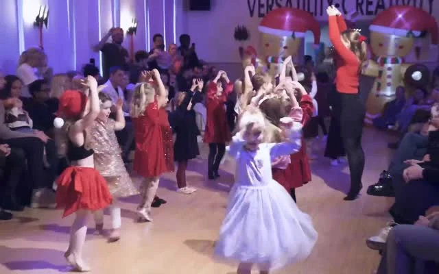 ❄️ LAD DET SKE⁠ ❄️⁠
Endnu en dejlig video fra vores juleshow - her er det nogle af de yngste der danser 🩰 til "Lad Det Ske" fra Frost ❤️⁠
⁠.⁠
🎉⁠ BETAL FOR 1 HOLD OG DANS PÅ 2 HOLD 🎉⁠ ⁠
Start med prøvetimer til Januar - kom og dans med i vores 91. sæson - book en prøvetime med det samme på www.dans.dk 🌍⁠
Københavns bedste tilbud & priser - 50 % og 20 % rabat! 💰⁠
⁠.⁠
Vi har rigtigt mange forskellige hold på alle niveauer og til alle aldre: ⁠
✅ K-Pop Dans ⁠
✅ Tik Tok Dans⁠
✅ Hip Hop⁠
✅ Street⁠
✅ Commercial⁠
✅ Contemporary Fusion⁠
✅ Girly⁠
✅ Modern Dance⁠
✅ Wacking⁠
✅ Dansehall⁠
✅ Bollywood⁠
✅ Shuffle Dans⁠
✅ Burlesque Dans⁠
✅ House⁠
✅ Broadway Jazz⁠
✅ Showdance⁠
✅ Mini Mix⁠
✅ Funky Fitness⁠
✅ Børnedans⁠
✅ Ramasjang Dans⁠
✅ Bachata⁠
✅ Pardans⁠
✅ Ballroom⁠
✅ Salsa⁠
✅ Swing⁠
✅ Ballet⁠
✅ Acro Dans⁠
✅ Jumps⁠
✅ Step Dans⁠
✅ Disco⁠
✅ Breaking⁠
✅ Cheerleading⁠
✅ Heels⁠
.⁠
Se meget mere på www.dans.dk - der er link i bio 🔗⁠
.⁠
#komogværmed #fpdans #fpagency #verdensældstefamileejededanseskole #anno1935 #danseskole #amager #copenhagen #københavn #cph #copenhagendance #yourpassionyourlife #dancersofinstagram #danceliveshere #dance #dancestudio #danceschool #justdance #dancelifestyle #instadance⁠