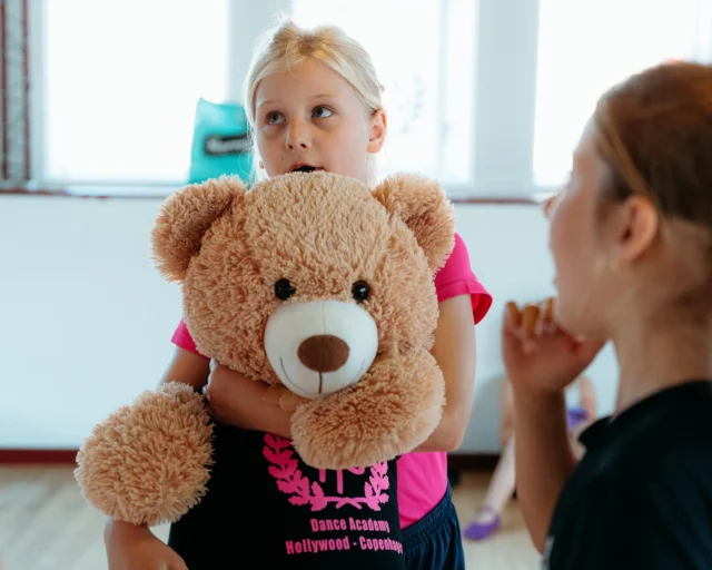 🎉⁠ BETAL FOR 1 HOLD OG DANS PÅ 2 HOLD 🎉⁠ ⁠
Start med prøvetimer til Januar - kom og dans med i vores 91. sæson - book en prøvetime med det samme på www.dans.dk 🌍⁠
Københavns bedste tilbud & priser - 50 % og 20 % rabat! 💰⁠
⁠.⁠
Vi har rigtigt mange forskellige hold på alle niveauer og til alle aldre: ⁠
✅ K-Pop Dans ⁠
✅ Tik Tok Dans⁠
✅ Hip Hop⁠
✅ Street⁠
✅ Commercial⁠
✅ Contemporary Fusion⁠
✅ Girly⁠
✅ Modern Dance⁠
✅ Wacking⁠
✅ Dansehall⁠
✅ Bollywood⁠
✅ Shuffle Dans⁠
✅ Burlesque Dans⁠
✅ House⁠
✅ Broadway Jazz⁠
✅ Showdance⁠
✅ Mini Mix⁠
✅ Funky Fitness⁠
✅ Børnedans⁠
✅ Ramasjang Dans⁠
✅ Bachata⁠
✅ Pardans⁠
✅ Ballroom⁠
✅ Salsa⁠
✅ Swing⁠
✅ Ballet⁠
✅ Acro Dans⁠
✅ Jumps⁠
✅ Step Dans⁠
✅ Disco⁠
✅ Breaking⁠
✅ Cheerleading⁠
✅ Heels⁠
.⁠
Se meget mere på www.dans.dk - der er link i bio 🔗⁠
.⁠
#komogværmed #fpdans #fpagency #verdensældstefamileejededanseskole #anno1935 #danseskole #amager #copenhagen #københavn #cph #copenhagendance #yourpassionyourlife #dancersofinstagram #danceliveshere #dance #dancestudio #danceschool #justdance #dancelifestyle #instadance⁠