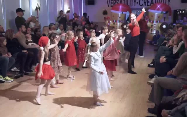 🌲 Hvor er de dygtige til at danse til TINKAS JUL! 🌲⁠
⁠.⁠
🎉⁠ BETAL FOR 1 HOLD OG DANS PÅ 2 HOLD 🎉⁠ ⁠
Start med prøvetimer til Januar - kom og dans med i vores 91. sæson - book en prøvetime med det samme på www.dans.dk 🌍⁠
Københavns bedste tilbud & priser - 50 % og 20 % rabat! 💰⁠
⁠.⁠
Vi har rigtigt mange forskellige hold på alle niveauer og til alle aldre: ⁠
✅ K-Pop Dans ⁠
✅ Tik Tok Dans⁠
✅ Hip Hop⁠
✅ Street⁠
✅ Commercial⁠
✅ Contemporary Fusion⁠
✅ Girly⁠
✅ Modern Dance⁠
✅ Wacking⁠
✅ Dansehall⁠
✅ Bollywood⁠
✅ Shuffle Dans⁠
✅ Burlesque Dans⁠
✅ House⁠
✅ Broadway Jazz⁠
✅ Showdance⁠
✅ Mini Mix⁠
✅ Funky Fitness⁠
✅ Børnedans⁠
✅ Ramasjang Dans⁠
✅ Bachata⁠
✅ Pardans⁠
✅ Ballroom⁠
✅ Salsa⁠
✅ Swing⁠
✅ Ballet⁠
✅ Acro Dans⁠
✅ Jumps⁠
✅ Step Dans⁠
✅ Disco⁠
✅ Breaking⁠
✅ Cheerleading⁠
✅ Heels⁠
.⁠
Se meget mere på www.dans.dk - der er link i bio 🔗⁠
.⁠
#komogværmed #fpdans #fpagency #verdensældstefamileejededanseskole #anno1935 #danseskole #amager #copenhagen #københavn #cph #copenhagendance #yourpassionyourlife #dancersofinstagram #danceliveshere #dance #dancestudio #danceschool #justdance #dancelifestyle #instadance⁠