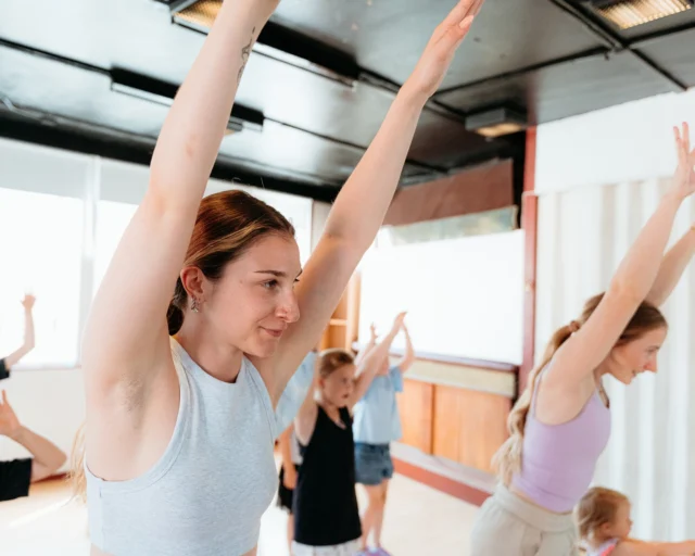 🎉⁠ BETAL FOR 1 HOLD OG DANS PÅ 2 HOLD 🎉⁠ ⁠
Start med prøvetimer til Januar - kom og dans med i vores 91. sæson - book en prøvetime med det samme på www.dans.dk 🌍⁠
Københavns bedste tilbud & priser - 50 % og 20 % rabat! 💰⁠
⁠.⁠
Vi har rigtigt mange forskellige hold på alle niveauer og til alle aldre: ⁠
✅ K-Pop Dans ⁠
✅ Tik Tok Dans⁠
✅ Hip Hop⁠
✅ Street⁠
✅ Commercial⁠
✅ Contemporary Fusion⁠
✅ Girly⁠
✅ Modern Dance⁠
✅ Wacking⁠
✅ Dansehall⁠
✅ Bollywood⁠
✅ Shuffle Dans⁠
✅ Burlesque Dans⁠
✅ House⁠
✅ Broadway Jazz⁠
✅ Showdance⁠
✅ Mini Mix⁠
✅ Funky Fitness⁠
✅ Børnedans⁠
✅ Ramasjang Dans⁠
✅ Bachata⁠
✅ Pardans⁠
✅ Ballroom⁠
✅ Salsa⁠
✅ Swing⁠
✅ Ballet⁠
✅ Acro Dans⁠
✅ Jumps⁠
✅ Step Dans⁠
✅ Disco⁠
✅ Breaking⁠
✅ Cheerleading⁠
✅ Heels⁠
.⁠
Se meget mere på www.dans.dk - der er link i bio 🔗⁠
.⁠
#komogværmed #fpdans #fpagency #verdensældstefamileejededanseskole #anno1935 #danseskole #amager #copenhagen #københavn #cph #copenhagendance #yourpassionyourlife #dancersofinstagram #danceliveshere #dance #dancestudio #danceschool #justdance #dancelifestyle #instadance⁠