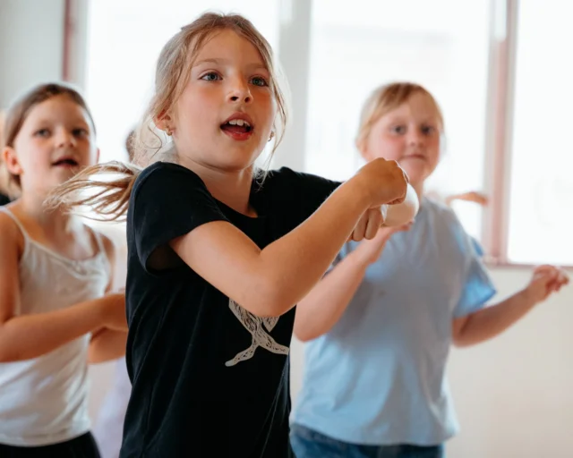 🎉⁠ BETAL FOR 1 HOLD OG DANS PÅ 2 HOLD 🎉⁠ ⁠
Start med prøvetimer i hele Januar - Alt Inkluderet Priser - Book en prøvetime med det samme på www.dans.dk 🌍⁠ ⁠
Københavns bedste tilbud & priser - 50 % og 20 % rabat! 💰⁠
⁠.⁠
Vi har rigtigt mange forskellige hold på alle niveauer og til alle aldre: ⁠
✅ K-Pop Dans ⁠
✅ Tik Tok Dans⁠
✅ Hip Hop⁠
✅ Street⁠
✅ Commercial⁠
✅ Contemporary Fusion⁠
✅ Girly⁠
✅ Modern Dance⁠
✅ Wacking⁠
✅ Dansehall⁠
✅ Bollywood⁠
✅ Shuffle Dans⁠
✅ Burlesque Dans⁠
✅ House⁠
✅ Broadway Jazz⁠
✅ Showdance⁠
✅ Mini Mix⁠
✅ Funky Fitness⁠
✅ Børnedans⁠
✅ Ramasjang Dans⁠
✅ Bachata⁠
✅ Pardans⁠
✅ Ballroom⁠
✅ Salsa⁠
✅ Swing⁠
✅ Ballet⁠
✅ Acro Dans⁠
✅ Jumps⁠
✅ Step Dans⁠
✅ Disco⁠
✅ Breaking⁠
✅ Cheerleading⁠
✅ Heels⁠
.⁠
Se meget mere på www.dans.dk - der er link i bio 🔗⁠
.⁠
#komogværmed #fpdans #fpagency #verdensældstefamileejededanseskole #anno1935 #danseskole #amager #copenhagen #københavn #cph #copenhagendance #yourpassionyourlife #dancersofinstagram #danceliveshere #dance #dancestudio #danceschool #justdance #dancelifestyle #instadance⁠