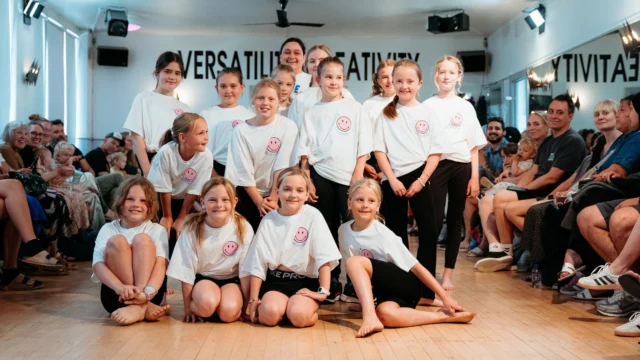 🎉⁠ BETAL FOR 1 HOLD OG DANS PÅ 2 HOLD 🎉⁠ ⁠
Start med prøvetimer i hele Januar - Alt Inkluderet Priser - Book en prøvetime med det samme på www.dans.dk 🌍⁠ ⁠
Københavns bedste tilbud & priser - 50 % og 20 % rabat! 💰⁠
⁠.⁠
Vi har rigtigt mange forskellige hold på alle niveauer og til alle aldre: ⁠
✅ K-Pop Dans ⁠
✅ Tik Tok Dans⁠
✅ Hip Hop⁠
✅ Street⁠
✅ Commercial⁠
✅ Contemporary Fusion⁠
✅ Girly⁠
✅ Modern Dance⁠
✅ Wacking⁠
✅ Dansehall⁠
✅ Bollywood⁠
✅ Shuffle Dans⁠
✅ Burlesque Dans⁠
✅ House⁠
✅ Broadway Jazz⁠
✅ Showdance⁠
✅ Mini Mix⁠
✅ Funky Fitness⁠
✅ Børnedans⁠
✅ Ramasjang Dans⁠
✅ Bachata⁠
✅ Pardans⁠
✅ Ballroom⁠
✅ Salsa⁠
✅ Swing⁠
✅ Ballet⁠
✅ Acro Dans⁠
✅ Jumps⁠
✅ Step Dans⁠
✅ Disco⁠
✅ Breaking⁠
✅ Cheerleading⁠
✅ Heels⁠
.⁠
Se meget mere på www.dans.dk - der er link i bio 🔗⁠
.⁠
#komogværmed #fpdans #fpagency #verdensældstefamileejededanseskole #anno1935 #danseskole #amager #copenhagen #københavn #cph #copenhagendance #yourpassionyourlife #dancersofinstagram #danceliveshere #dance #dancestudio #danceschool #justdance #dancelifestyle #instadance⁠