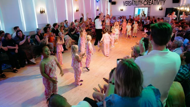 🎉⁠ BETAL FOR 1 HOLD OG DANS PÅ 2 HOLD 🎉⁠ ⁠
Start med prøvetimer i hele Februar - Alt Inkluderet Priser - Book en prøvetime med det samme på www.dans.dk 🌍⁠ ⁠
Københavns bedste tilbud & priser - 50 % og 20 % rabat! 💰⁠
⁠.⁠
Vi har rigtigt mange forskellige hold på alle niveauer og til alle aldre: ⁠
✅ K-Pop Dans ⁠
✅ Tik Tok Dans⁠
✅ Hip Hop⁠
✅ Street⁠
✅ Commercial⁠
✅ Contemporary Fusion⁠
✅ Girly⁠
✅ Modern Dance⁠
✅ Wacking⁠
✅ Dansehall⁠
✅ Bollywood⁠
✅ Shuffle Dans⁠
✅ Burlesque Dans⁠
✅ House⁠
✅ Broadway Jazz⁠
✅ Showdance⁠
✅ Mini Mix⁠
✅ Funky Fitness⁠
✅ Børnedans⁠
✅ Ramasjang Dans⁠
✅ Bachata⁠
✅ Pardans⁠
✅ Ballroom⁠
✅ Salsa⁠
✅ Swing⁠
✅ Ballet⁠
✅ Acro Dans⁠
✅ Jumps⁠
✅ Step Dans⁠
✅ Disco⁠
✅ Breaking⁠
✅ Cheerleading⁠
✅ Heels⁠
.⁠
Se meget mere på www.dans.dk - der er link i bio 🔗⁠
.⁠
#komogværmed #fpdans #fpagency #verdensældstefamileejededanseskole #anno1935 #danseskole #amager #copenhagen #københavn #cph #copenhagendance #yourpassionyourlife #dancersofinstagram #danceliveshere #dance #dancestudio #danceschool #justdance #dancelifestyle #instadance⁠