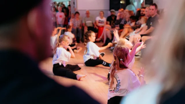 🎉⁠ BETAL FOR 1 HOLD OG DANS PÅ 2 HOLD 🎉⁠ ⁠
Start med prøvetimer i hele Februar - Alt Inkluderet Priser - Book en prøvetime med det samme på www.dans.dk 🌍⁠ ⁠
Københavns bedste tilbud & priser - 50 % og 20 % rabat! 💰⁠
⁠.⁠
Vi har rigtigt mange forskellige hold på alle niveauer og til alle aldre: ⁠
✅ K-Pop Dans ⁠
✅ Tik Tok Dans⁠
✅ Hip Hop⁠
✅ Street⁠
✅ Commercial⁠
✅ Contemporary Fusion⁠
✅ Girly⁠
✅ Modern Dance⁠
✅ Wacking⁠
✅ Dansehall⁠
✅ Bollywood⁠
✅ Shuffle Dans⁠
✅ Burlesque Dans⁠
✅ House⁠
✅ Broadway Jazz⁠
✅ Showdance⁠
✅ Mini Mix⁠
✅ Funky Fitness⁠
✅ Børnedans⁠
✅ Ramasjang Dans⁠
✅ Bachata⁠
✅ Pardans⁠
✅ Ballroom⁠
✅ Salsa⁠
✅ Swing⁠
✅ Ballet⁠
✅ Acro Dans⁠
✅ Jumps⁠
✅ Step Dans⁠
✅ Disco⁠
✅ Breaking⁠
✅ Cheerleading⁠
✅ Heels⁠
.⁠
Se meget mere på www.dans.dk - der er link i bio 🔗⁠
.⁠
#komogværmed #fpdans #fpagency #verdensældstefamileejededanseskole #anno1935 #danseskole #amager #copenhagen #københavn #cph #copenhagendance #yourpassionyourlife #dancersofinstagram #danceliveshere #dance #dancestudio #danceschool #justdance #dancelifestyle #instadance⁠