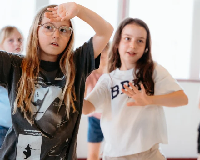 🎉⁠ BETAL FOR 1 HOLD OG DANS PÅ 2 HOLD 🎉⁠ ⁠
Start med prøvetimer i hele Februar - Alt Inkluderet Priser - Book en prøvetime med det samme på www.dans.dk 🌍⁠ ⁠
Københavns bedste tilbud & priser - 50 % og 20 % rabat! 💰⁠
⁠.⁠
Vi har rigtigt mange forskellige hold på alle niveauer og til alle aldre: ⁠
✅ K-Pop Dans ⁠
✅ Tik Tok Dans⁠
✅ Hip Hop⁠
✅ Street⁠
✅ Commercial⁠
✅ Contemporary Fusion⁠
✅ Girly⁠
✅ Modern Dance⁠
✅ Wacking⁠
✅ Dansehall⁠
✅ Bollywood⁠
✅ Shuffle Dans⁠
✅ Burlesque Dans⁠
✅ House⁠
✅ Broadway Jazz⁠
✅ Showdance⁠
✅ Mini Mix⁠
✅ Funky Fitness⁠
✅ Børnedans⁠
✅ Ramasjang Dans⁠
✅ Bachata⁠
✅ Pardans⁠
✅ Ballroom⁠
✅ Salsa⁠
✅ Swing⁠
✅ Ballet⁠
✅ Acro Dans⁠
✅ Jumps⁠
✅ Step Dans⁠
✅ Disco⁠
✅ Breaking⁠
✅ Cheerleading⁠
✅ Heels⁠
.⁠
Se meget mere på www.dans.dk - der er link i bio 🔗⁠
.⁠
#komogværmed #fpdans #fpagency #verdensældstefamileejededanseskole #anno1935 #danseskole #amager #copenhagen #københavn #cph #copenhagendance #yourpassionyourlife #dancersofinstagram #danceliveshere #dance #dancestudio #danceschool #justdance #dancelifestyle #instadance⁠