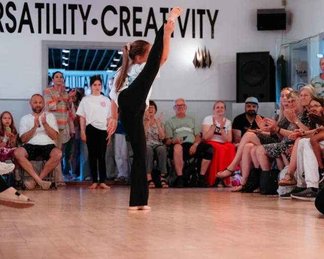 🎉⁠ BETAL FOR 1 HOLD OG DANS PÅ 2 HOLD 🎉⁠ ⁠
Start med prøvetimer i hele Februar - Alt Inkluderet Priser - Book en prøvetime med det samme på www.dans.dk 🌍⁠ ⁠
Københavns bedste tilbud & priser - 50 % og 20 % rabat! 💰⁠
⁠.⁠
Vi har rigtigt mange forskellige hold på alle niveauer og til alle aldre: ⁠
✅ K-Pop Dans ⁠
✅ Tik Tok Dans⁠
✅ Hip Hop⁠
✅ Street⁠
✅ Commercial⁠
✅ Contemporary Fusion⁠
✅ Girly⁠
✅ Modern Dance⁠
✅ Wacking⁠
✅ Dansehall⁠
✅ Bollywood⁠
✅ Shuffle Dans⁠
✅ Burlesque Dans⁠
✅ House⁠
✅ Broadway Jazz⁠
✅ Showdance⁠
✅ Mini Mix⁠
✅ Funky Fitness⁠
✅ Børnedans⁠
✅ Ramasjang Dans⁠
✅ Bachata⁠
✅ Pardans⁠
✅ Ballroom⁠
✅ Salsa⁠
✅ Swing⁠
✅ Ballet⁠
✅ Acro Dans⁠
✅ Jumps⁠
✅ Step Dans⁠
✅ Disco⁠
✅ Breaking⁠
✅ Cheerleading⁠
✅ Heels⁠
.⁠
Se meget mere på www.dans.dk - der er link i bio 🔗⁠
.⁠
#komogværmed #fpdans #fpagency #verdensældstefamileejededanseskole #anno1935 #danseskole #amager #copenhagen #københavn #cph #copenhagendance #yourpassionyourlife #dancersofinstagram #danceliveshere #dance #dancestudio #danceschool #justdance #dancelifestyle #instadance⁠