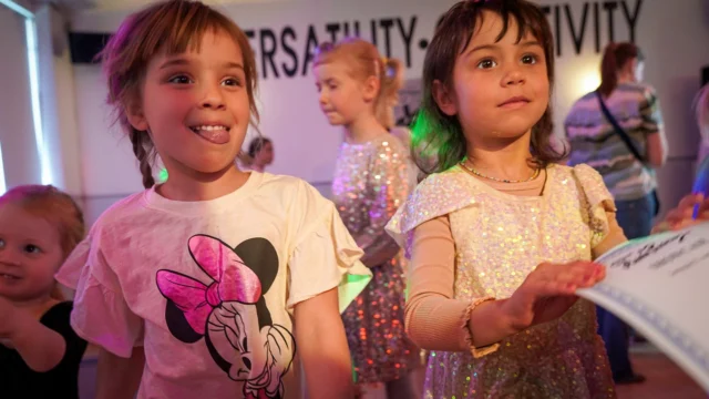 🎉⁠ BETAL FOR 1 HOLD OG DANS PÅ 2 HOLD 🎉⁠ ⁠
Start med prøvetimer i hele Marts - Alt Inkluderet Priser - Book en prøvetime med det samme på www.dans.dk 🌍⁠ ⁠
Københavns bedste tilbud & priser - 50 % og 20 % rabat! 💰⁠
⁠.⁠
Vi har rigtigt mange forskellige hold på alle niveauer og til alle aldre: ⁠
✅ K-Pop Dans ⁠
✅ Tik Tok Dans⁠
✅ Hip Hop⁠
✅ Street⁠
✅ Commercial⁠
✅ Contemporary Fusion⁠
✅ Girly⁠
✅ Modern Dance⁠
✅ Wacking⁠
✅ Dansehall⁠
✅ Bollywood⁠
✅ Shuffle Dans⁠
✅ Burlesque Dans⁠
✅ House⁠
✅ Broadway Jazz⁠
✅ Showdance⁠
✅ Mini Mix⁠
✅ Funky Fitness⁠
✅ Børnedans⁠
✅ Ramasjang Dans⁠
✅ Bachata⁠
✅ Pardans⁠
✅ Ballroom⁠
✅ Salsa⁠
✅ Swing⁠
✅ Ballet⁠
✅ Acro Dans⁠
✅ Jumps⁠
✅ Step Dans⁠
✅ Disco⁠
✅ Breaking⁠
✅ Cheerleading⁠
✅ Heels⁠
.⁠
Se meget mere på www.dans.dk - der er link i bio 🔗⁠
.⁠
#komogværmed #fpdans #fpagency #verdensældstefamileejededanseskole #anno1935 #danseskole #amager #copenhagen #københavn #cph #copenhagendance #yourpassionyourlife #dancersofinstagram #danceliveshere #dance #dancestudio #danceschool #justdance #dancelifestyle #instadance⁠