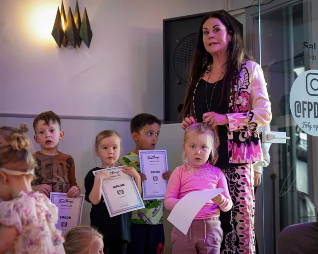 🎉⁠ BETAL FOR 1 HOLD OG DANS PÅ 2 HOLD 🎉⁠ ⁠
Start med prøvetimer i hele Marts - Alt Inkluderet Priser - Book en prøvetime med det samme på www.dans.dk 🌍⁠ ⁠
Københavns bedste tilbud & priser - 50 % og 20 % rabat! 💰⁠
⁠.⁠
Vi har rigtigt mange forskellige hold på alle niveauer og til alle aldre: ⁠
✅ K-Pop Dans ⁠
✅ Tik Tok Dans⁠
✅ Hip Hop⁠
✅ Street⁠
✅ Commercial⁠
✅ Contemporary Fusion⁠
✅ Girly⁠
✅ Modern Dance⁠
✅ Wacking⁠
✅ Dansehall⁠
✅ Bollywood⁠
✅ Shuffle Dans⁠
✅ Burlesque Dans⁠
✅ House⁠
✅ Broadway Jazz⁠
✅ Showdance⁠
✅ Mini Mix⁠
✅ Funky Fitness⁠
✅ Børnedans⁠
✅ Ramasjang Dans⁠
✅ Bachata⁠
✅ Pardans⁠
✅ Ballroom⁠
✅ Salsa⁠
✅ Swing⁠
✅ Ballet⁠
✅ Acro Dans⁠
✅ Jumps⁠
✅ Step Dans⁠
✅ Disco⁠
✅ Breaking⁠
✅ Cheerleading⁠
✅ Heels⁠
.⁠
Se meget mere på www.dans.dk - der er link i bio 🔗⁠
.⁠
#komogværmed #fpdans #fpagency #verdensældstefamileejededanseskole #anno1935 #danseskole #amager #copenhagen #københavn #cph #copenhagendance #yourpassionyourlife #dancersofinstagram #danceliveshere #dance #dancestudio #danceschool #justdance #dancelifestyle #instadance⁠