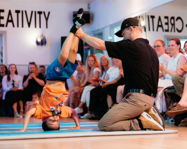 🎉⁠ BETAL FOR 1 HOLD OG DANS PÅ 2 HOLD 🎉⁠ ⁠
Forårskurser Start Til Juni - Alt Inkluderet Priser - Book en prøvetime med det samme på www.dans.dk 🌍⁠ ⁠
Københavns bedste tilbud & priser - 50 % og 20 % rabat! 💰⁠
⁠.⁠
Vi har rigtigt mange forskellige hold på alle niveauer og til alle aldre: ⁠
✅ K-Pop Dans ⁠
✅ Tik Tok Dans⁠
✅ Hip Hop⁠
✅ Street⁠
✅ Commercial⁠
✅ Contemporary Fusion⁠
✅ Girly⁠
✅ Modern Dance⁠
✅ Wacking⁠
✅ Dansehall⁠
✅ Bollywood⁠
✅ Shuffle Dans⁠
✅ Burlesque Dans⁠
✅ House⁠
✅ Broadway Jazz⁠
✅ Showdance⁠
✅ Mini Mix⁠
✅ Funky Fitness⁠
✅ Børnedans⁠
✅ Ramasjang Dans⁠
✅ Bachata⁠
✅ Pardans⁠
✅ Ballroom⁠
✅ Salsa⁠
✅ Swing⁠
✅ Ballet⁠
✅ Acro Dans⁠
✅ Jumps⁠
✅ Step Dans⁠
✅ Disco⁠
✅ Breaking⁠
✅ Cheerleading⁠
✅ Heels⁠
.⁠
Se meget mere på www.dans.dk - der er link i bio 🔗⁠
.⁠
#komogværmed #fpdans #fpagency #verdensældstefamileejededanseskole #anno1935 #danseskole #amager #copenhagen #københavn #cph #copenhagendance #yourpassionyourlife #dancersofinstagram #danceliveshere #dance #dancestudio #danceschool #justdance #dancelifestyle #instadance⁠
