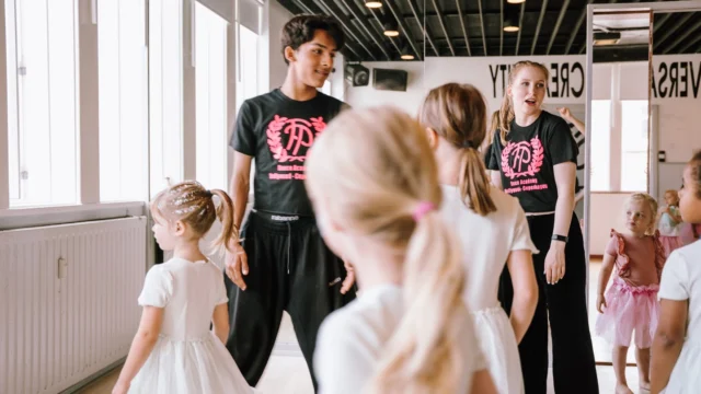 🎉⁠ BETAL FOR 1 HOLD OG DANS PÅ 2 HOLD 🎉⁠ ⁠
Nye Dansekurser Starter Til September - Alt Inkluderet Priser - Book en prøvetime med det samme på www.dans.dk 🌍⁠ ⁠
Københavns bedste tilbud & priser - 50 % og 20 % rabat! 💰⁠
⁠.⁠
Vi har rigtigt mange forskellige hold på alle niveauer og til alle aldre: ⁠
✅ K-Pop Dans ⁠
✅ Tik Tok Dans⁠
✅ Hip Hop⁠
✅ Street⁠
✅ Commercial⁠
✅ Contemporary Fusion⁠
✅ Girly⁠
✅ Modern Dance⁠
✅ Wacking⁠
✅ Dansehall⁠
✅ Bollywood⁠
✅ Shuffle Dans⁠
✅ Burlesque Dans⁠
✅ House⁠
✅ Broadway Jazz⁠
✅ Showdance⁠
✅ Mini Mix⁠
✅ Funky Fitness⁠
✅ Børnedans⁠
✅ Ramasjang Dans⁠
✅ Bachata⁠
✅ Pardans⁠
✅ Ballroom⁠
✅ Salsa⁠
✅ Swing⁠
✅ Ballet⁠
✅ Acro Dans⁠
✅ Jumps⁠
✅ Step Dans⁠
✅ Disco⁠
✅ Breaking⁠
✅ Cheerleading⁠
✅ Heels⁠
.⁠
Se meget mere på www.dans.dk - der er link i bio 🔗⁠
.⁠
#komogværmed #fpdans #fpagency #verdensældstefamileejededanseskole #anno1935 #danseskole #amager #copenhagen #københavn #cph #copenhagendance #yourpassionyourlife #dancersofinstagram #danceliveshere #dance #dancestudio #danceschool #justdance #dancelifestyle #instadance⁠