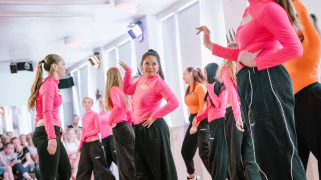 🎉⁠ BETAL FOR 1 HOLD OG DANS PÅ 2 HOLD 🎉⁠ ⁠
Nye Dansekurser Starter Til September - Alt Inkluderet Priser - Book en prøvetime med det samme på www.dans.dk 🌍⁠ ⁠
Københavns bedste tilbud & priser - 50 % og 20 % rabat! 💰⁠
⁠.⁠
Vi har rigtigt mange forskellige hold på alle niveauer og til alle aldre: ⁠
✅ K-Pop Dans ⁠
✅ Tik Tok Dans⁠
✅ Hip Hop⁠
✅ Street⁠
✅ Commercial⁠
✅ Contemporary Fusion⁠
✅ Girly⁠
✅ Modern Dance⁠
✅ Wacking⁠
✅ Dansehall⁠
✅ Bollywood⁠
✅ Shuffle Dans⁠
✅ Burlesque Dans⁠
✅ House⁠
✅ Broadway Jazz⁠
✅ Showdance⁠
✅ Mini Mix⁠
✅ Funky Fitness⁠
✅ Børnedans⁠
✅ Ramasjang Dans⁠
✅ Bachata⁠
✅ Pardans⁠
✅ Ballroom⁠
✅ Salsa⁠
✅ Swing⁠
✅ Ballet⁠
✅ Acro Dans⁠
✅ Jumps⁠
✅ Step Dans⁠
✅ Disco⁠
✅ Breaking⁠
✅ Cheerleading⁠
✅ Heels⁠
.⁠
Se meget mere på www.dans.dk - der er link i bio 🔗⁠
.⁠
#komogværmed #fpdans #fpagency #verdensældstefamileejededanseskole #anno1935 #danseskole #amager #copenhagen #københavn #cph #copenhagendance #yourpassionyourlife #dancersofinstagram #danceliveshere #dance #dancestudio #danceschool #justdance #dancelifestyle #instadance⁠