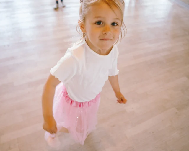 🎉⁠ BETAL FOR 1 HOLD OG DANS PÅ 2 HOLD 🎉⁠ ⁠
Nye Dansekurser Starter Til September - Alt Inkluderet Priser - Book en prøvetime med det samme på www.dans.dk 🌍⁠ ⁠
Københavns bedste tilbud & priser - 50 % og 20 % rabat! 💰⁠
⁠.⁠
Vi har rigtigt mange forskellige hold på alle niveauer og til alle aldre: ⁠
✅ K-Pop Dans ⁠
✅ Tik Tok Dans⁠
✅ Hip Hop⁠
✅ Street⁠
✅ Commercial⁠
✅ Contemporary Fusion⁠
✅ Girly⁠
✅ Modern Dance⁠
✅ Wacking⁠
✅ Dansehall⁠
✅ Bollywood⁠
✅ Shuffle Dans⁠
✅ Burlesque Dans⁠
✅ House⁠
✅ Broadway Jazz⁠
✅ Showdance⁠
✅ Mini Mix⁠
✅ Funky Fitness⁠
✅ Børnedans⁠
✅ Ramasjang Dans⁠
✅ Bachata⁠
✅ Pardans⁠
✅ Ballroom⁠
✅ Salsa⁠
✅ Swing⁠
✅ Ballet⁠
✅ Acro Dans⁠
✅ Jumps⁠
✅ Step Dans⁠
✅ Disco⁠
✅ Breaking⁠
✅ Cheerleading⁠
✅ Heels⁠
.⁠
Se meget mere på www.dans.dk - der er link i bio 🔗⁠
.⁠
#komogværmed #fpdans #fpagency #verdensældstefamileejededanseskole #anno1935 #danseskole #amager #copenhagen #københavn #cph #copenhagendance #yourpassionyourlife #dancersofinstagram #danceliveshere #dance #dancestudio #danceschool #justdance #dancelifestyle #instadance⁠