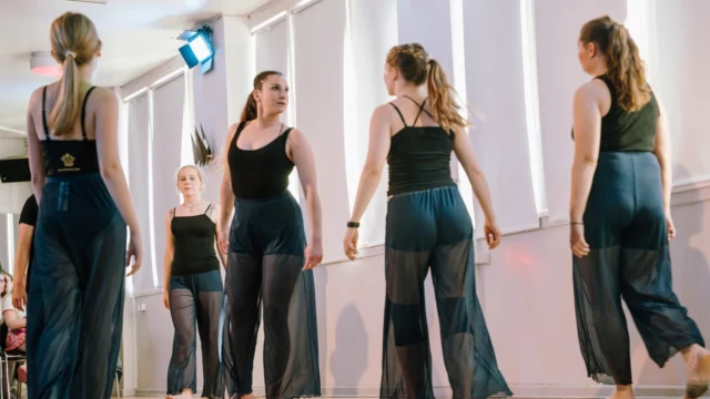 🎉⁠ BETAL FOR 1 HOLD OG DANS PÅ 2 HOLD 🎉⁠ ⁠
Nye Dansekurser Starter Til September - Alt Inkluderet Priser - Book en prøvetime med det samme på www.dans.dk 🌍⁠ ⁠
Københavns bedste tilbud & priser - 50 % og 20 % rabat! 💰⁠
⁠.⁠
Vi har rigtigt mange forskellige hold på alle niveauer og til alle aldre: ⁠
✅ K-Pop Dans ⁠
✅ Tik Tok Dans⁠
✅ Hip Hop⁠
✅ Street⁠
✅ Commercial⁠
✅ Contemporary Fusion⁠
✅ Girly⁠
✅ Modern Dance⁠
✅ Wacking⁠
✅ Dansehall⁠
✅ Bollywood⁠
✅ Shuffle Dans⁠
✅ Burlesque Dans⁠
✅ House⁠
✅ Broadway Jazz⁠
✅ Showdance⁠
✅ Mini Mix⁠
✅ Funky Fitness⁠
✅ Børnedans⁠
✅ Ramasjang Dans⁠
✅ Bachata⁠
✅ Pardans⁠
✅ Ballroom⁠
✅ Salsa⁠
✅ Swing⁠
✅ Ballet⁠
✅ Acro Dans⁠
✅ Jumps⁠
✅ Step Dans⁠
✅ Disco⁠
✅ Breaking⁠
✅ Cheerleading⁠
✅ Heels⁠
.⁠
Se meget mere på www.dans.dk - der er link i bio 🔗⁠
.⁠
#komogværmed #fpdans #fpagency #verdensældstefamileejededanseskole #anno1935 #danseskole #amager #copenhagen #københavn #cph #copenhagendance #yourpassionyourlife #dancersofinstagram #danceliveshere #dance #dancestudio #danceschool #justdance #dancelifestyle #instadance⁠