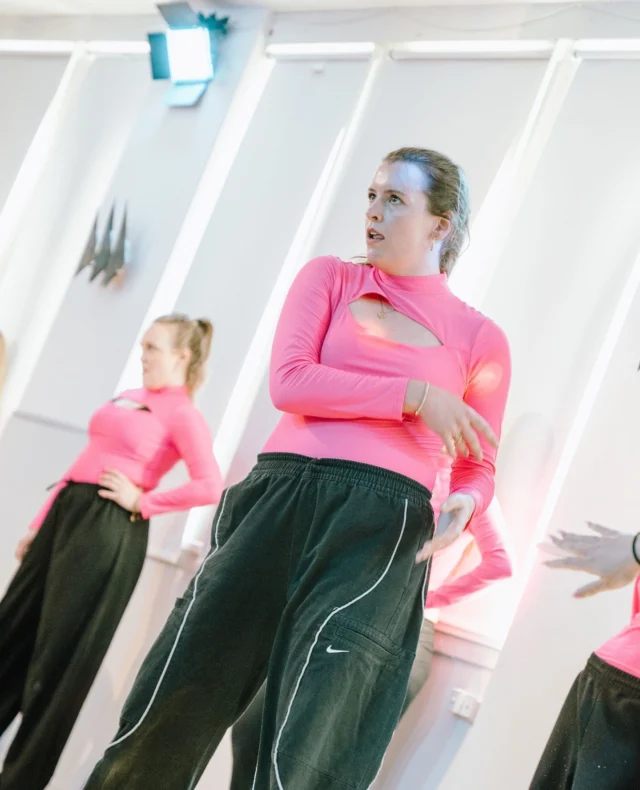🎉⁠ BETAL FOR 1 HOLD OG DANS PÅ 2 HOLD 🎉⁠ ⁠
Nye Dansekurser Starter Til September - Alt Inkluderet Priser - Book en prøvetime med det samme på www.dans.dk 🌍⁠ ⁠
Københavns bedste tilbud & priser - 50 % og 20 % rabat! 💰⁠
⁠.⁠
Vi har rigtigt mange forskellige hold på alle niveauer og til alle aldre: ⁠
✅ K-Pop Dans ⁠
✅ Tik Tok Dans⁠
✅ Hip Hop⁠
✅ Street⁠
✅ Commercial⁠
✅ Contemporary Fusion⁠
✅ Girly⁠
✅ Modern Dance⁠
✅ Wacking⁠
✅ Dansehall⁠
✅ Bollywood⁠
✅ Shuffle Dans⁠
✅ Burlesque Dans⁠
✅ House⁠
✅ Broadway Jazz⁠
✅ Showdance⁠
✅ Mini Mix⁠
✅ Funky Fitness⁠
✅ Børnedans⁠
✅ Ramasjang Dans⁠
✅ Bachata⁠
✅ Pardans⁠
✅ Ballroom⁠
✅ Salsa⁠
✅ Swing⁠
✅ Ballet⁠
✅ Acro Dans⁠
✅ Jumps⁠
✅ Step Dans⁠
✅ Disco⁠
✅ Breaking⁠
✅ Cheerleading⁠
✅ Heels⁠
.⁠
Se meget mere på www.dans.dk - der er link i bio 🔗⁠
.⁠
#komogværmed #fpdans #fpagency #verdensældstefamileejededanseskole #anno1935 #danseskole #amager #copenhagen #københavn #cph #copenhagendance #yourpassionyourlife #dancersofinstagram #danceliveshere #dance #dancestudio #danceschool #justdance #dancelifestyle #instadance⁠