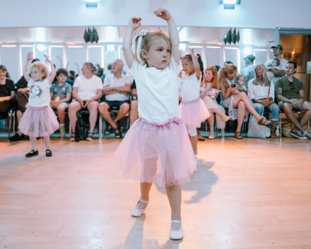 🎉⁠ BETAL FOR 1 HOLD OG DANS PÅ 2 HOLD 🎉⁠ ⁠
Nye Dansekurser Starter Til September - Alt Inkluderet Priser - Book en prøvetime med det samme på www.dans.dk 🌍⁠ ⁠
Københavns bedste tilbud & priser - 50 % og 20 % rabat! 💰⁠
⁠.⁠
Vi har rigtigt mange forskellige hold på alle niveauer og til alle aldre: ⁠
✅ K-Pop Dans ⁠
✅ Tik Tok Dans⁠
✅ Hip Hop⁠
✅ Street⁠
✅ Commercial⁠
✅ Contemporary Fusion⁠
✅ Girly⁠
✅ Modern Dance⁠
✅ Wacking⁠
✅ Dansehall⁠
✅ Bollywood⁠
✅ Shuffle Dans⁠
✅ Burlesque Dans⁠
✅ House⁠
✅ Broadway Jazz⁠
✅ Showdance⁠
✅ Mini Mix⁠
✅ Funky Fitness⁠
✅ Børnedans⁠
✅ Ramasjang Dans⁠
✅ Bachata⁠
✅ Pardans⁠
✅ Ballroom⁠
✅ Salsa⁠
✅ Swing⁠
✅ Ballet⁠
✅ Acro Dans⁠
✅ Jumps⁠
✅ Step Dans⁠
✅ Disco⁠
✅ Breaking⁠
✅ Cheerleading⁠
✅ Heels⁠
.⁠
Se meget mere på www.dans.dk - der er link i bio 🔗⁠
.⁠
#komogværmed #fpdans #fpagency #verdensældstefamileejededanseskole #anno1935 #danseskole #amager #copenhagen #københavn #cph #copenhagendance #yourpassionyourlife #dancersofinstagram #danceliveshere #dance #dancestudio #danceschool #justdance #dancelifestyle #instadance⁠
