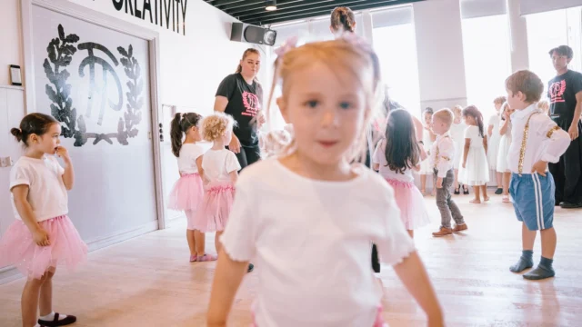 🎉⁠ BETAL FOR 1 HOLD OG DANS PÅ 2 HOLD 🎉⁠ ⁠
Nye Dansekurser Starter Til September - Alt Inkluderet Priser - Book en prøvetime med det samme på www.dans.dk 🌍⁠ ⁠
Københavns bedste tilbud & priser - 50 % og 20 % rabat! 💰⁠
⁠.⁠
Vi har rigtigt mange forskellige hold på alle niveauer og til alle aldre: ⁠
✅ K-Pop Dans ⁠
✅ Tik Tok Dans⁠
✅ Hip Hop⁠
✅ Street⁠
✅ Commercial⁠
✅ Contemporary Fusion⁠
✅ Girly⁠
✅ Modern Dance⁠
✅ Wacking⁠
✅ Dansehall⁠
✅ Bollywood⁠
✅ Shuffle Dans⁠
✅ Burlesque Dans⁠
✅ House⁠
✅ Broadway Jazz⁠
✅ Showdance⁠
✅ Mini Mix⁠
✅ Funky Fitness⁠
✅ Børnedans⁠
✅ Ramasjang Dans⁠
✅ Bachata⁠
✅ Pardans⁠
✅ Ballroom⁠
✅ Salsa⁠
✅ Swing⁠
✅ Ballet⁠
✅ Acro Dans⁠
✅ Jumps⁠
✅ Step Dans⁠
✅ Disco⁠
✅ Breaking⁠
✅ Cheerleading⁠
✅ Heels⁠
.⁠
Se meget mere på www.dans.dk - der er link i bio 🔗⁠
.⁠
#komogværmed #fpdans #fpagency #verdensældstefamileejededanseskole #anno1935 #danseskole #amager #copenhagen #københavn #cph #copenhagendance #yourpassionyourlife #dancersofinstagram #danceliveshere #dance #dancestudio #danceschool #justdance #dancelifestyle #instadance⁠