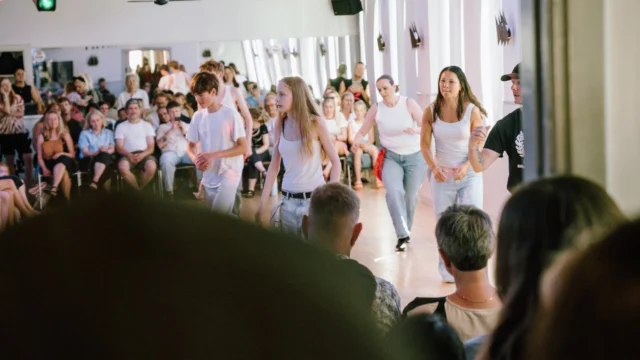 🎉⁠ BETAL FOR 1 HOLD OG DANS PÅ 2 HOLD 🎉⁠ ⁠
Nye Dansekurser Starter Til September - Alt Inkluderet Priser - Book en prøvetime med det samme på www.dans.dk 🌍⁠ ⁠
Københavns bedste tilbud & priser - 50 % og 20 % rabat! 💰⁠
⁠.⁠
Vi har rigtigt mange forskellige hold på alle niveauer og til alle aldre: ⁠
✅ K-Pop Dans ⁠
✅ Tik Tok Dans⁠
✅ Hip Hop⁠
✅ Street⁠
✅ Commercial⁠
✅ Contemporary Fusion⁠
✅ Girly⁠
✅ Modern Dance⁠
✅ Wacking⁠
✅ Dansehall⁠
✅ Bollywood⁠
✅ Shuffle Dans⁠
✅ Burlesque Dans⁠
✅ House⁠
✅ Broadway Jazz⁠
✅ Showdance⁠
✅ Mini Mix⁠
✅ Funky Fitness⁠
✅ Børnedans⁠
✅ Ramasjang Dans⁠
✅ Bachata⁠
✅ Pardans⁠
✅ Ballroom⁠
✅ Salsa⁠
✅ Swing⁠
✅ Ballet⁠
✅ Acro Dans⁠
✅ Jumps⁠
✅ Step Dans⁠
✅ Disco⁠
✅ Breaking⁠
✅ Cheerleading⁠
✅ Heels⁠
.⁠
Se meget mere på www.dans.dk - der er link i bio 🔗⁠
.⁠
#komogværmed #fpdans #fpagency #verdensældstefamileejededanseskole #anno1935 #danseskole #amager #copenhagen #københavn #cph #copenhagendance #yourpassionyourlife #dancersofinstagram #danceliveshere #dance #dancestudio #danceschool #justdance #dancelifestyle #instadance⁠