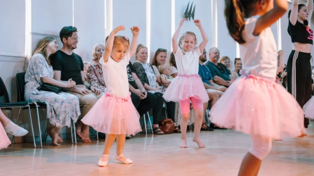 🎉⁠ BETAL FOR 1 HOLD OG DANS PÅ 2 HOLD 🎉⁠ ⁠
Nye Dansekurser Starter Til September - Alt Inkluderet Priser - Book en prøvetime med det samme på www.dans.dk 🌍⁠ ⁠
Københavns bedste tilbud & priser - 50 % og 20 % rabat! 💰⁠
⁠.⁠
Vi har rigtigt mange forskellige hold på alle niveauer og til alle aldre: ⁠
✅ K-Pop Dans ⁠
✅ Tik Tok Dans⁠
✅ Hip Hop⁠
✅ Street⁠
✅ Commercial⁠
✅ Contemporary Fusion⁠
✅ Girly⁠
✅ Modern Dance⁠
✅ Wacking⁠
✅ Dansehall⁠
✅ Bollywood⁠
✅ Shuffle Dans⁠
✅ Burlesque Dans⁠
✅ House⁠
✅ Broadway Jazz⁠
✅ Showdance⁠
✅ Mini Mix⁠
✅ Funky Fitness⁠
✅ Børnedans⁠
✅ Ramasjang Dans⁠
✅ Bachata⁠
✅ Pardans⁠
✅ Ballroom⁠
✅ Salsa⁠
✅ Swing⁠
✅ Ballet⁠
✅ Acro Dans⁠
✅ Jumps⁠
✅ Step Dans⁠
✅ Disco⁠
✅ Breaking⁠
✅ Cheerleading⁠
✅ Heels⁠
.⁠
Se meget mere på www.dans.dk - der er link i bio 🔗⁠
.⁠
#komogværmed #fpdans #fpagency #verdensældstefamileejededanseskole #anno1935 #danseskole #amager #copenhagen #københavn #cph #copenhagendance #yourpassionyourlife #dancersofinstagram #danceliveshere #dance #dancestudio #danceschool #justdance #dancelifestyle #instadance⁠