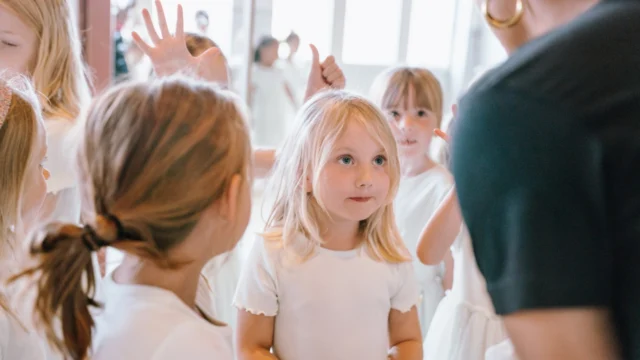 🎉⁠ BETAL FOR 1 HOLD OG DANS PÅ 2 HOLD 🎉⁠ ⁠
Nye Dansekurser Starter Til September - Alt Inkluderet Priser - Book en prøvetime med det samme på www.dans.dk 🌍⁠ ⁠
Københavns bedste tilbud & priser - 50 % og 20 % rabat! 💰⁠
⁠.⁠
Vi har rigtigt mange forskellige hold på alle niveauer og til alle aldre: ⁠
✅ K-Pop Dans ⁠
✅ Tik Tok Dans⁠
✅ Hip Hop⁠
✅ Street⁠
✅ Commercial⁠
✅ Contemporary Fusion⁠
✅ Girly⁠
✅ Modern Dance⁠
✅ Wacking⁠
✅ Dansehall⁠
✅ Bollywood⁠
✅ Shuffle Dans⁠
✅ Burlesque Dans⁠
✅ House⁠
✅ Broadway Jazz⁠
✅ Showdance⁠
✅ Mini Mix⁠
✅ Funky Fitness⁠
✅ Børnedans⁠
✅ Ramasjang Dans⁠
✅ Bachata⁠
✅ Pardans⁠
✅ Ballroom⁠
✅ Salsa⁠
✅ Swing⁠
✅ Ballet⁠
✅ Acro Dans⁠
✅ Jumps⁠
✅ Step Dans⁠
✅ Disco⁠
✅ Breaking⁠
✅ Cheerleading⁠
✅ Heels⁠
.⁠
Se meget mere på www.dans.dk - der er link i bio 🔗⁠
.⁠
#komogværmed #fpdans #fpagency #verdensældstefamileejededanseskole #anno1935 #danseskole #amager #copenhagen #københavn #cph #copenhagendance #yourpassionyourlife #dancersofinstagram #danceliveshere #dance #dancestudio #danceschool #justdance #dancelifestyle #instadance⁠