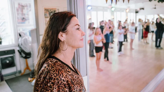 🎉⁠ BETAL FOR 1 HOLD OG DANS PÅ 2 HOLD 🎉⁠ ⁠
Nye Dansekurser Starter Til September - Alt Inkluderet Priser - Book en prøvetime med det samme på www.dans.dk 🌍⁠ ⁠
Københavns bedste tilbud & priser - 50 % og 20 % rabat! 💰⁠
⁠.⁠
Vi har rigtigt mange forskellige hold på alle niveauer og til alle aldre: ⁠
✅ K-Pop Dans ⁠
✅ Tik Tok Dans⁠
✅ Hip Hop⁠
✅ Street⁠
✅ Commercial⁠
✅ Contemporary Fusion⁠
✅ Girly⁠
✅ Modern Dance⁠
✅ Wacking⁠
✅ Dansehall⁠
✅ Bollywood⁠
✅ Shuffle Dans⁠
✅ Burlesque Dans⁠
✅ House⁠
✅ Broadway Jazz⁠
✅ Showdance⁠
✅ Mini Mix⁠
✅ Funky Fitness⁠
✅ Børnedans⁠
✅ Ramasjang Dans⁠
✅ Bachata⁠
✅ Pardans⁠
✅ Ballroom⁠
✅ Salsa⁠
✅ Swing⁠
✅ Ballet⁠
✅ Acro Dans⁠
✅ Jumps⁠
✅ Step Dans⁠
✅ Disco⁠
✅ Breaking⁠
✅ Cheerleading⁠
✅ Heels⁠
.⁠
Se meget mere på www.dans.dk - der er link i bio 🔗⁠
.⁠
#komogværmed #fpdans #fpagency #verdensældstefamileejededanseskole #anno1935 #danseskole #amager #copenhagen #københavn #cph #copenhagendance #yourpassionyourlife #dancersofinstagram #danceliveshere #dance #dancestudio #danceschool #justdance #dancelifestyle #instadance⁠