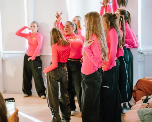 🎉⁠ BETAL FOR 1 HOLD OG DANS PÅ 2 HOLD 🎉⁠ ⁠
Nye Dansekurser Starter Til September - Alt Inkluderet Priser - Book en prøvetime med det samme på www.dans.dk 🌍⁠ ⁠
Københavns bedste tilbud & priser - 50 % og 20 % rabat! 💰⁠
⁠.⁠
Vi har rigtigt mange forskellige hold på alle niveauer og til alle aldre: ⁠
✅ K-Pop Dans ⁠
✅ Tik Tok Dans⁠
✅ Hip Hop⁠
✅ Street⁠
✅ Commercial⁠
✅ Contemporary Fusion⁠
✅ Girly⁠
✅ Modern Dance⁠
✅ Wacking⁠
✅ Dansehall⁠
✅ Bollywood⁠
✅ Shuffle Dans⁠
✅ Burlesque Dans⁠
✅ House⁠
✅ Broadway Jazz⁠
✅ Showdance⁠
✅ Mini Mix⁠
✅ Funky Fitness⁠
✅ Børnedans⁠
✅ Ramasjang Dans⁠
✅ Bachata⁠
✅ Pardans⁠
✅ Ballroom⁠
✅ Salsa⁠
✅ Swing⁠
✅ Ballet⁠
✅ Acro Dans⁠
✅ Jumps⁠
✅ Step Dans⁠
✅ Disco⁠
✅ Breaking⁠
✅ Cheerleading⁠
✅ Heels⁠
.⁠
Se meget mere på www.dans.dk - der er link i bio 🔗⁠
.⁠
#komogværmed #fpdans #fpagency #verdensældstefamileejededanseskole #anno1935 #danseskole #amager #copenhagen #københavn #cph #copenhagendance #yourpassionyourlife #dancersofinstagram #danceliveshere #dance #dancestudio #danceschool #justdance #dancelifestyle #instadance⁠