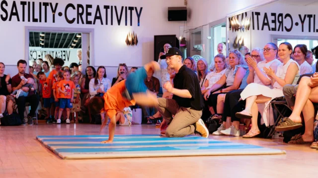 🎉⁠ BETAL FOR 1 HOLD OG DANS PÅ 2 HOLD 🎉⁠ ⁠
Nye Dansekurser Starter Til September - Alt Inkluderet Priser - Book en prøvetime med det samme på www.dans.dk 🌍⁠ ⁠
Københavns bedste tilbud & priser - 50 % og 20 % rabat! 💰⁠
⁠.⁠
Vi har rigtigt mange forskellige hold på alle niveauer og til alle aldre: ⁠
✅ K-Pop Dans ⁠
✅ Tik Tok Dans⁠
✅ Hip Hop⁠
✅ Street⁠
✅ Commercial⁠
✅ Contemporary Fusion⁠
✅ Girly⁠
✅ Modern Dance⁠
✅ Wacking⁠
✅ Dansehall⁠
✅ Bollywood⁠
✅ Shuffle Dans⁠
✅ Burlesque Dans⁠
✅ House⁠
✅ Broadway Jazz⁠
✅ Showdance⁠
✅ Mini Mix⁠
✅ Funky Fitness⁠
✅ Børnedans⁠
✅ Ramasjang Dans⁠
✅ Bachata⁠
✅ Pardans⁠
✅ Ballroom⁠
✅ Salsa⁠
✅ Swing⁠
✅ Ballet⁠
✅ Acro Dans⁠
✅ Jumps⁠
✅ Step Dans⁠
✅ Disco⁠
✅ Breaking⁠
✅ Cheerleading⁠
✅ Heels⁠
.⁠
Se meget mere på www.dans.dk - der er link i bio 🔗⁠
.⁠
#komogværmed #fpdans #fpagency #verdensældstefamileejededanseskole #anno1935 #danseskole #amager #copenhagen #københavn #cph #copenhagendance #yourpassionyourlife #dancersofinstagram #danceliveshere #dance #dancestudio #danceschool #justdance #dancelifestyle #instadance⁠