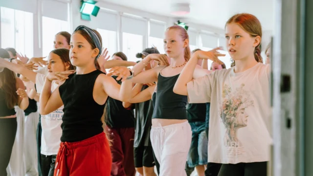 🎉⁠ BETAL FOR 1 HOLD OG DANS PÅ 2 HOLD 🎉⁠ ⁠
Nye Dansekurser Starter Til September - Alt Inkluderet Priser - Book en prøvetime med det samme på www.dans.dk 🌍⁠ ⁠
Københavns bedste tilbud & priser - 50 % og 20 % rabat! 💰⁠
⁠.⁠
Vi har rigtigt mange forskellige hold på alle niveauer og til alle aldre: ⁠
✅ K-Pop Dans ⁠
✅ Tik Tok Dans⁠
✅ Hip Hop⁠
✅ Street⁠
✅ Commercial⁠
✅ Contemporary Fusion⁠
✅ Girly⁠
✅ Modern Dance⁠
✅ Wacking⁠
✅ Dansehall⁠
✅ Bollywood⁠
✅ Shuffle Dans⁠
✅ Burlesque Dans⁠
✅ House⁠
✅ Broadway Jazz⁠
✅ Showdance⁠
✅ Mini Mix⁠
✅ Funky Fitness⁠
✅ Børnedans⁠
✅ Ramasjang Dans⁠
✅ Bachata⁠
✅ Pardans⁠
✅ Ballroom⁠
✅ Salsa⁠
✅ Swing⁠
✅ Ballet⁠
✅ Acro Dans⁠
✅ Jumps⁠
✅ Step Dans⁠
✅ Disco⁠
✅ Breaking⁠
✅ Cheerleading⁠
✅ Heels⁠
.⁠
Se meget mere på www.dans.dk - der er link i bio 🔗⁠
.⁠
#komogværmed #fpdans #fpagency #verdensældstefamileejededanseskole #anno1935 #danseskole #amager #copenhagen #københavn #cph #copenhagendance #yourpassionyourlife #dancersofinstagram #danceliveshere #dance #dancestudio #danceschool #justdance #dancelifestyle #instadance⁠
