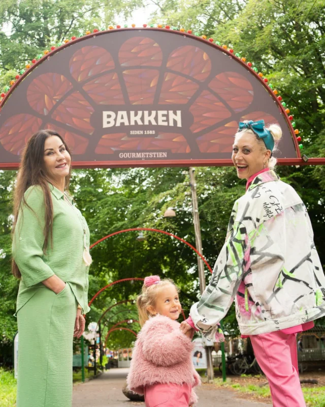 🤩Så er det i morgen 8/8 at vi er med til at vække en tradition til live igen ude på Bakken! ⁠
.⁠
Som bakken selv skriver "Lørdag d. 8. august ruller vi dansegulvet ud til Asfaltbal, hvor børn, forældre og bedsteforældre kan slippe hæmningerne, grine sammen og skabe nye minder midt i Dyrehaven. Sammen med tre generationer af dansefamilien Fredie Pedersen inviterer vi alle danseglade – øvede som uøvede – op til dans.⁠
⁠
"Jeg håber, folk går fra Bakken med en følelse af lethed i kroppen og et kæmpe smil på læben. At man lige får et afbræk fra hverdagen, smider hæmningerne og mærker, hvor fedt det er bare at være til stede i nuet sammen med en masse andre glade mennesker, " siger Gigi Fredie Pedersen.⁠
⁠
På Bakken har mennesker mødtes i generationer for at grine, synge, danse og være sammen. Kom og vær med den 8. august, når vi bringer ballet tilbage på Bakken.⁠
⁠
👇 Dagens program 👇⁠
Kl. 14.00-17.00 er Gigi Fredie Pedersen vært for Børneasfaltbal – en festlig eftermiddag for hele familien med danseworkshops, opvisninger samt leg og aktiviteter i børnehøjde.⁠
⁠
Kl. 18.00 fortsætter festen ved Friluftsscenen, hvor Søs Fredie Pedersen guider de voksne godt i gang på dansegulvet, inden aftenen fortsætter med musik, danseshows, langborde, streetfood og sommerstemning under åben himmel.⁠
⁠
Vi ses på dansegulvet ❤️⁠
⁠
🎟️ Fri entré – siden 1583."⁠
⁠
#mitbakken #dans #bal #bakken #frediepedersen