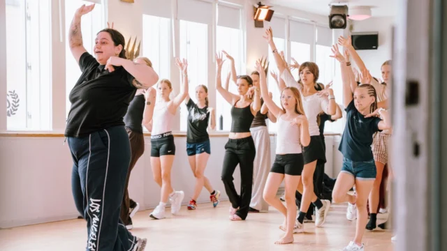 🎉⁠ BETAL FOR 1 HOLD OG DANS PÅ 2 HOLD 🎉⁠ ⁠
Nye Dansekurser Starter Til September - Alt Inkluderet Priser - Book en prøvetime med det samme på www.dans.dk 🌍⁠ ⁠
Københavns bedste tilbud & priser - 50 % og 20 % rabat! 💰⁠
⁠.⁠
Vi har rigtigt mange forskellige hold på alle niveauer og til alle aldre: ⁠
✅ K-Pop Dans ⁠
✅ Tik Tok Dans⁠
✅ Hip Hop⁠
✅ Street⁠
✅ Commercial⁠
✅ Contemporary Fusion⁠
✅ Girly⁠
✅ Modern Dance⁠
✅ Wacking⁠
✅ Dansehall⁠
✅ Bollywood⁠
✅ Shuffle Dans⁠
✅ Burlesque Dans⁠
✅ House⁠
✅ Broadway Jazz⁠
✅ Showdance⁠
✅ Mini Mix⁠
✅ Funky Fitness⁠
✅ Børnedans⁠
✅ Ramasjang Dans⁠
✅ Bachata⁠
✅ Pardans⁠
✅ Ballroom⁠
✅ Salsa⁠
✅ Swing⁠
✅ Ballet⁠
✅ Acro Dans⁠
✅ Jumps⁠
✅ Step Dans⁠
✅ Disco⁠
✅ Breaking⁠
✅ Cheerleading⁠
✅ Heels⁠
.⁠
Se meget mere på www.dans.dk - der er link i bio 🔗⁠
.⁠
#komogværmed #fpdans #fpagency #verdensældstefamileejededanseskole #anno1935 #danseskole #amager #copenhagen #københavn #cph #copenhagendance #yourpassionyourlife #dancersofinstagram #danceliveshere #dance #dancestudio #danceschool #justdance #dancelifestyle #instadance⁠