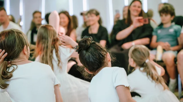 🎉⁠ BETAL FOR 1 HOLD OG DANS PÅ 2 HOLD 🎉⁠ ⁠
Nye Dansekurser Starter Til September - Alt Inkluderet Priser - Book en prøvetime med det samme på www.dans.dk 🌍⁠ ⁠
Københavns bedste tilbud & priser - 50 % og 20 % rabat! 💰⁠
⁠.⁠
Vi har rigtigt mange forskellige hold på alle niveauer og til alle aldre: ⁠
✅ K-Pop Dans ⁠
✅ Tik Tok Dans⁠
✅ Hip Hop⁠
✅ Street⁠
✅ Commercial⁠
✅ Contemporary Fusion⁠
✅ Girly⁠
✅ Modern Dance⁠
✅ Wacking⁠
✅ Dansehall⁠
✅ Bollywood⁠
✅ Shuffle Dans⁠
✅ Burlesque Dans⁠
✅ House⁠
✅ Broadway Jazz⁠
✅ Showdance⁠
✅ Mini Mix⁠
✅ Funky Fitness⁠
✅ Børnedans⁠
✅ Ramasjang Dans⁠
✅ Bachata⁠
✅ Pardans⁠
✅ Ballroom⁠
✅ Salsa⁠
✅ Swing⁠
✅ Ballet⁠
✅ Acro Dans⁠
✅ Jumps⁠
✅ Step Dans⁠
✅ Disco⁠
✅ Breaking⁠
✅ Cheerleading⁠
✅ Heels⁠
.⁠
Se meget mere på www.dans.dk - der er link i bio 🔗⁠
.⁠
#komogværmed #fpdans #fpagency #verdensældstefamileejededanseskole #anno1935 #danseskole #amager #copenhagen #københavn #cph #copenhagendance #yourpassionyourlife #dancersofinstagram #danceliveshere #dance #dancestudio #danceschool #justdance #dancelifestyle #instadance⁠