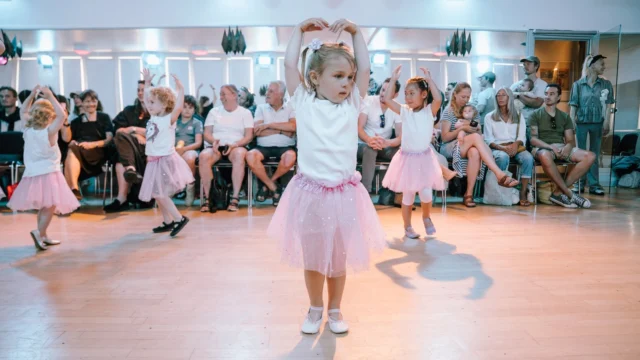 🎉⁠ BETAL FOR 1 HOLD OG DANS PÅ 2 HOLD 🎉⁠ ⁠
Nye Dansekurser Starter Til September - Alt Inkluderet Priser - Book en prøvetime med det samme på www.dans.dk 🌍⁠ ⁠
Københavns bedste tilbud & priser - 50 % og 20 % rabat! 💰⁠
⁠.⁠
Vi har rigtigt mange forskellige hold på alle niveauer og til alle aldre: ⁠
✅ K-Pop Dans ⁠
✅ Tik Tok Dans⁠
✅ Hip Hop⁠
✅ Street⁠
✅ Commercial⁠
✅ Contemporary Fusion⁠
✅ Girly⁠
✅ Modern Dance⁠
✅ Wacking⁠
✅ Dansehall⁠
✅ Bollywood⁠
✅ Shuffle Dans⁠
✅ Burlesque Dans⁠
✅ House⁠
✅ Broadway Jazz⁠
✅ Showdance⁠
✅ Mini Mix⁠
✅ Funky Fitness⁠
✅ Børnedans⁠
✅ Ramasjang Dans⁠
✅ Bachata⁠
✅ Pardans⁠
✅ Ballroom⁠
✅ Salsa⁠
✅ Swing⁠
✅ Ballet⁠
✅ Acro Dans⁠
✅ Jumps⁠
✅ Step Dans⁠
✅ Disco⁠
✅ Breaking⁠
✅ Cheerleading⁠
✅ Heels⁠
.⁠
Se meget mere på www.dans.dk - der er link i bio 🔗⁠
.⁠
#komogværmed #fpdans #fpagency #verdensældstefamileejededanseskole #anno1935 #danseskole #amager #copenhagen #københavn #cph #copenhagendance #yourpassionyourlife #dancersofinstagram #danceliveshere #dance #dancestudio #danceschool #justdance #dancelifestyle #instadance⁠