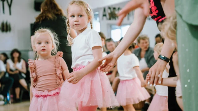 🎉⁠ BETAL FOR 1 HOLD OG DANS PÅ 2 HOLD 🎉⁠ ⁠
Nye Dansekurser Starter Til September - Alt Inkluderet Priser - Book en prøvetime med det samme på www.dans.dk 🌍⁠ ⁠
Københavns bedste tilbud & priser - 50 % og 20 % rabat! 💰⁠
⁠.⁠
Vi har rigtigt mange forskellige hold på alle niveauer og til alle aldre: ⁠
✅ K-Pop Dans ⁠
✅ Tik Tok Dans⁠
✅ Hip Hop⁠
✅ Street⁠
✅ Commercial⁠
✅ Contemporary Fusion⁠
✅ Girly⁠
✅ Modern Dance⁠
✅ Wacking⁠
✅ Dansehall⁠
✅ Bollywood⁠
✅ Shuffle Dans⁠
✅ Burlesque Dans⁠
✅ House⁠
✅ Broadway Jazz⁠
✅ Showdance⁠
✅ Mini Mix⁠
✅ Funky Fitness⁠
✅ Børnedans⁠
✅ Ramasjang Dans⁠
✅ Bachata⁠
✅ Pardans⁠
✅ Ballroom⁠
✅ Salsa⁠
✅ Swing⁠
✅ Ballet⁠
✅ Acro Dans⁠
✅ Jumps⁠
✅ Step Dans⁠
✅ Disco⁠
✅ Breaking⁠
✅ Cheerleading⁠
✅ Heels⁠
.⁠
Se meget mere på www.dans.dk - der er link i bio 🔗⁠
.⁠
#komogværmed #fpdans #fpagency #verdensældstefamileejededanseskole #anno1935 #danseskole #amager #copenhagen #københavn #cph #copenhagendance #yourpassionyourlife #dancersofinstagram #danceliveshere #dance #dancestudio #danceschool #justdance #dancelifestyle #instadance⁠