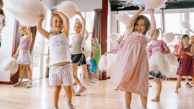 🎉⁠ BETAL FOR 1 HOLD OG DANS PÅ 2 HOLD 🎉⁠ ⁠
Nye Dansekurser Starter Til September - Alt Inkluderet Priser - Book en prøvetime med det samme på www.dans.dk 🌍⁠ ⁠
Københavns bedste tilbud & priser - 50 % og 20 % rabat! 💰⁠
⁠.⁠
Vi har rigtigt mange forskellige hold på alle niveauer og til alle aldre: ⁠
✅ K-Pop Dans ⁠
✅ Tik Tok Dans⁠
✅ Hip Hop⁠
✅ Street⁠
✅ Commercial⁠
✅ Contemporary Fusion⁠
✅ Girly⁠
✅ Modern Dance⁠
✅ Wacking⁠
✅ Dansehall⁠
✅ Bollywood⁠
✅ Shuffle Dans⁠
✅ Burlesque Dans⁠
✅ House⁠
✅ Broadway Jazz⁠
✅ Showdance⁠
✅ Mini Mix⁠
✅ Funky Fitness⁠
✅ Børnedans⁠
✅ Ramasjang Dans⁠
✅ Bachata⁠
✅ Pardans⁠
✅ Ballroom⁠
✅ Salsa⁠
✅ Swing⁠
✅ Ballet⁠
✅ Acro Dans⁠
✅ Jumps⁠
✅ Step Dans⁠
✅ Disco⁠
✅ Breaking⁠
✅ Cheerleading⁠
✅ Heels⁠
.⁠
Se meget mere på www.dans.dk - der er link i bio 🔗⁠
.⁠
#komogværmed #fpdans #fpagency #verdensældstefamileejededanseskole #anno1935 #danseskole #amager #copenhagen #københavn #cph #copenhagendance #yourpassionyourlife #dancersofinstagram #danceliveshere #dance #dancestudio #danceschool #justdance #dancelifestyle #instadance⁠