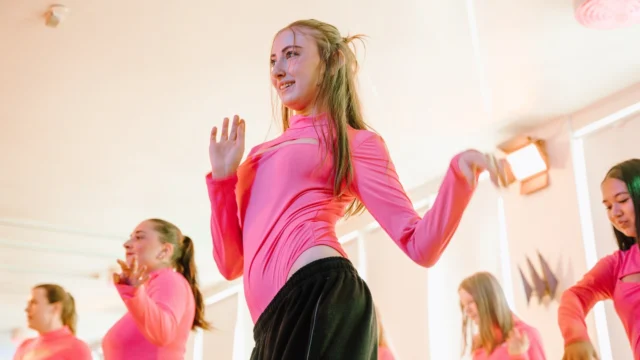 🎉⁠ BETAL FOR 1 HOLD OG DANS PÅ 2 HOLD 🎉⁠ ⁠
Nye Dansekurser Starter Til September - Alt Inkluderet Priser - Book en prøvetime med det samme på www.dans.dk 🌍⁠ ⁠
Københavns bedste tilbud & priser - 50 % og 20 % rabat! 💰⁠
⁠.⁠
Vi har rigtigt mange forskellige hold på alle niveauer og til alle aldre: ⁠
✅ K-Pop Dans ⁠
✅ Tik Tok Dans⁠
✅ Hip Hop⁠
✅ Street⁠
✅ Commercial⁠
✅ Contemporary Fusion⁠
✅ Girly⁠
✅ Modern Dance⁠
✅ Wacking⁠
✅ Dansehall⁠
✅ Bollywood⁠
✅ Shuffle Dans⁠
✅ Burlesque Dans⁠
✅ House⁠
✅ Broadway Jazz⁠
✅ Showdance⁠
✅ Mini Mix⁠
✅ Funky Fitness⁠
✅ Børnedans⁠
✅ Ramasjang Dans⁠
✅ Bachata⁠
✅ Pardans⁠
✅ Ballroom⁠
✅ Salsa⁠
✅ Swing⁠
✅ Ballet⁠
✅ Acro Dans⁠
✅ Jumps⁠
✅ Step Dans⁠
✅ Disco⁠
✅ Breaking⁠
✅ Cheerleading⁠
✅ Heels⁠
.⁠
Se meget mere på www.dans.dk - der er link i bio 🔗⁠
.⁠
#komogværmed #fpdans #fpagency #verdensældstefamileejededanseskole #anno1935 #danseskole #amager #copenhagen #københavn #cph #copenhagendance #yourpassionyourlife #dancersofinstagram #danceliveshere #dance #dancestudio #danceschool #justdance #dancelifestyle #instadance⁠