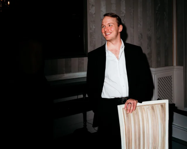 MARK ✨⁠
Mød Mark, som har været en fast del af vores underviserteam gennem rigtig mange år!⁠
Med sin store erfaring, stærke energi og kærlighed til dans har Mark inspireret utallige elever i vores legendariske lokaler på Amagerbrogade ❤️⁠
Til efteråret er han selvfølgelig med igen, hvor han skal dele ud af sin viden, sit overskud og sin passion for dans til både nye og gamle elever.⁠
Vi er så glade for at have dig med endnu en sæson, Mark - og vi glæder os til at danse videre med dig 💯⁠
.⁠
🎉⁠ BETAL FOR 1 HOLD OG DANS PÅ 2 HOLD 🎉⁠ ⁠
Nye Dansekurser Starter Til September - Alt Inkluderet Priser - Book en prøvetime med det samme på www.dans.dk 🌍⁠ ⁠
Københavns bedste tilbud & priser - 50 % og 20 % rabat! 💰⁠
.⁠
Vi har rigtigt mange forskellige hold på alle niveauer og til alle aldre: ⁠
✅ K-Pop Dans ⁠
✅ Tik Tok Dans⁠
✅ Hip Hop⁠
✅ Street⁠
✅ Commercial⁠
✅ Contemporary Fusion⁠
✅ Girly⁠
✅ Modern Dance⁠
✅ Wacking⁠
✅ Dansehall⁠
✅ Bollywood⁠
✅ Shuffle Dans⁠
✅ Burlesque Dans⁠
✅ House⁠
✅ Broadway Jazz⁠
✅ Showdance⁠
✅ Mini Mix⁠
✅ Funky Fitness⁠
✅ Børnedans⁠
✅ Ramasjang Dans⁠
✅ Bachata⁠
✅ Pardans⁠
✅ Ballroom⁠
✅ Salsa⁠
✅ Swing⁠
✅ Ballet⁠
✅ Acro Dans⁠
✅ Jumps⁠
✅ Step Dans⁠
✅ Disco⁠
✅ Breaking⁠
✅ Cheerleading⁠
✅ Heels⁠
.⁠
Se meget mere på www.dans.dk - der er link i bio 🔗⁠
.⁠
#komogværmed #fpdans #fpagency #verdensældstefamileejededanseskole #anno1935 #danseskole #amager #copenhagen #københavn #cph #copenhagendance #yourpassionyourlife #dancersofinstagram #danceliveshere #dance #dancestudio #danceschool #justdance #dancelifestyle #instadance