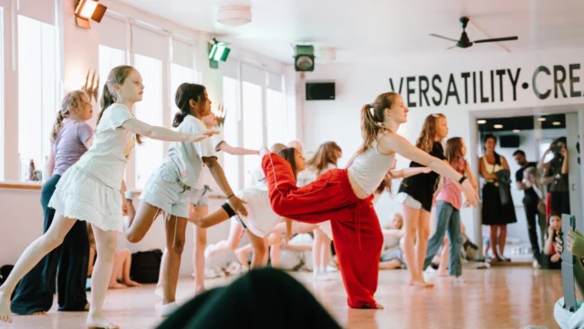 NATHALIE ✨⁠
.⁠
Hun er tilbage! Vi er super glade for at have Nathalie med på underviserteamet igen i denne sæson ❤️⁠
.⁠
Nathalie er uddannet fra vores egen @internationaldanceacademy og har både teknikken, scenerutinen og den energi, der får et helt lokale til at løfte sig. Når hun underviser, kan man mærke det hele vejen ud i rummet 🕺⁠
.⁠
Til efteråret står hun igen klar i vores legendariske lokaler på Amagerbrogade, hvor hun skal være med til at inspirere og udvikle den næste generation af dansere.⁠
.⁠
Godt at have dig tilbage, Nathalie - vi glæder os til at danse med dig 💯⁠
.⁠
🎉 BETAL FOR 1 HOLD OG DANS PÅ 2 HOLD 🎉⁠
⁠
Nye Dansekurser Starter Til September - Alt Inkluderet Priser - Book en prøvetime med det samme på www.dans.dk 🌍⁠
⁠
Københavns bedste tilbud & priser - 50 % og 20 % rabat! 💰⁠
.⁠
Vi har rigtigt mange forskellige hold på alle niveauer og til alle aldre:⁠
⁠
✅ K-Pop Dans⁠
✅ Tik Tok Dans⁠
✅ Hip Hop⁠
✅ Street⁠
✅ Commercial⁠
✅ Contemporary Fusion⁠
✅ Girly⁠
✅ Modern Dance⁠
✅ Wacking⁠
✅ Dansehall⁠
✅ Bollywood⁠
✅ Shuffle Dans⁠
✅ Burlesque Dans⁠
✅ House⁠
✅ Broadway Jazz⁠
✅ Showdance⁠
✅ Mini Mix⁠
✅ Funky Fitness⁠
✅ Børnedans⁠
✅ Ramasjang Dans⁠
✅ Bachata⁠
✅ Pardans⁠
✅ Ballroom⁠
✅ Salsa⁠
✅ Swing⁠
✅ Ballet⁠
✅ Acro Dans⁠
✅ Jumps⁠
✅ Step Dans⁠
✅ Disco⁠
✅ Breaking⁠
✅ Cheerleading⁠
✅ Heels⁠
.⁠
Se meget mere på www.dans.dk - der er link i bio 🔗⁠
.⁠
#komogværmed #fpdans #fpagency #verdensældstefamileejededanseskole #anno1935 #danseskole #amager #copenhagen #københavn #cph #copenhagendance #yourpassionyourlife #dancersofinstagram #danceliveshere #dance #dancestudio #danceschool #justdance #dancelifestyle #instadance