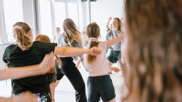 🎉⁠ BETAL FOR 1 HOLD OG DANS PÅ 2 HOLD 🎉⁠ ⁠
Nye Dansekurser Starter Til September - Alt Inkluderet Priser - Book en prøvetime med det samme på www.dans.dk 🌍⁠ ⁠
Københavns bedste tilbud & priser - 50 % og 20 % rabat! 💰⁠
⁠.⁠
Vi har rigtigt mange forskellige hold på alle niveauer og til alle aldre: ⁠
✅ K-Pop Dans ⁠
✅ Tik Tok Dans⁠
✅ Hip Hop⁠
✅ Street⁠
✅ Commercial⁠
✅ Contemporary Fusion⁠
✅ Girly⁠
✅ Modern Dance⁠
✅ Wacking⁠
✅ Dansehall⁠
✅ Bollywood⁠
✅ Shuffle Dans⁠
✅ Burlesque Dans⁠
✅ House⁠
✅ Broadway Jazz⁠
✅ Showdance⁠
✅ Mini Mix⁠
✅ Funky Fitness⁠
✅ Børnedans⁠
✅ Ramasjang Dans⁠
✅ Bachata⁠
✅ Pardans⁠
✅ Ballroom⁠
✅ Salsa⁠
✅ Swing⁠
✅ Ballet⁠
✅ Acro Dans⁠
✅ Jumps⁠
✅ Step Dans⁠
✅ Disco⁠
✅ Breaking⁠
✅ Cheerleading⁠
✅ Heels⁠
.⁠
Se meget mere på www.dans.dk - der er link i bio 🔗⁠
.⁠
#komogværmed #fpdans #fpagency #verdensældstefamileejededanseskole #anno1935 #danseskole #amager #copenhagen #københavn #cph #copenhagendance #yourpassionyourlife #dancersofinstagram #danceliveshere #dance #dancestudio #danceschool #justdance #dancelifestyle #instadance⁠