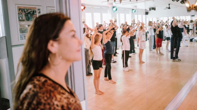 🎉⁠ BETAL FOR 1 HOLD OG DANS PÅ 2 HOLD 🎉⁠ ⁠
Nye Dansekurser Starter Til September - Alt Inkluderet Priser - Book en prøvetime med det samme på www.dans.dk 🌍⁠ ⁠
Københavns bedste tilbud & priser - 50 % og 20 % rabat! 💰⁠
⁠.⁠
Vi har rigtigt mange forskellige hold på alle niveauer og til alle aldre: ⁠
✅ K-Pop Dans ⁠
✅ Tik Tok Dans⁠
✅ Hip Hop⁠
✅ Street⁠
✅ Commercial⁠
✅ Contemporary Fusion⁠
✅ Girly⁠
✅ Modern Dance⁠
✅ Wacking⁠
✅ Dansehall⁠
✅ Bollywood⁠
✅ Shuffle Dans⁠
✅ Burlesque Dans⁠
✅ House⁠
✅ Broadway Jazz⁠
✅ Showdance⁠
✅ Mini Mix⁠
✅ Funky Fitness⁠
✅ Børnedans⁠
✅ Ramasjang Dans⁠
✅ Bachata⁠
✅ Pardans⁠
✅ Ballroom⁠
✅ Salsa⁠
✅ Swing⁠
✅ Ballet⁠
✅ Acro Dans⁠
✅ Jumps⁠
✅ Step Dans⁠
✅ Disco⁠
✅ Breaking⁠
✅ Cheerleading⁠
✅ Heels⁠
.⁠
Se meget mere på www.dans.dk - der er link i bio 🔗⁠
.⁠
#komogværmed #fpdans #fpagency #verdensældstefamileejededanseskole #anno1935 #danseskole #amager #copenhagen #københavn #cph #copenhagendance #yourpassionyourlife #dancersofinstagram #danceliveshere #dance #dancestudio #danceschool #justdance #dancelifestyle #instadance⁠