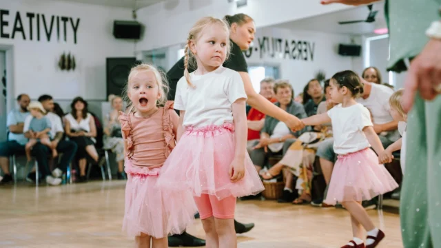 🎉⁠ BETAL FOR 1 HOLD OG DANS PÅ 2 HOLD 🎉⁠ ⁠
Nye Dansekurser Starter Til September - Alt Inkluderet Priser - Book en prøvetime med det samme på www.dans.dk 🌍⁠ ⁠
Københavns bedste tilbud & priser - 50 % og 20 % rabat! 💰⁠
⁠.⁠
Vi har rigtigt mange forskellige hold på alle niveauer og til alle aldre: ⁠
✅ K-Pop Dans ⁠
✅ Tik Tok Dans⁠
✅ Hip Hop⁠
✅ Street⁠
✅ Commercial⁠
✅ Contemporary Fusion⁠
✅ Girly⁠
✅ Modern Dance⁠
✅ Wacking⁠
✅ Dansehall⁠
✅ Bollywood⁠
✅ Shuffle Dans⁠
✅ Burlesque Dans⁠
✅ House⁠
✅ Broadway Jazz⁠
✅ Showdance⁠
✅ Mini Mix⁠
✅ Funky Fitness⁠
✅ Børnedans⁠
✅ Ramasjang Dans⁠
✅ Bachata⁠
✅ Pardans⁠
✅ Ballroom⁠
✅ Salsa⁠
✅ Swing⁠
✅ Ballet⁠
✅ Acro Dans⁠
✅ Jumps⁠
✅ Step Dans⁠
✅ Disco⁠
✅ Breaking⁠
✅ Cheerleading⁠
✅ Heels⁠
.⁠
Se meget mere på www.dans.dk - der er link i bio 🔗⁠
.⁠
#komogværmed #fpdans #fpagency #verdensældstefamileejededanseskole #anno1935 #danseskole #amager #copenhagen #københavn #cph #copenhagendance #yourpassionyourlife #dancersofinstagram #danceliveshere #dance #dancestudio #danceschool #justdance #dancelifestyle #instadance⁠
⁠