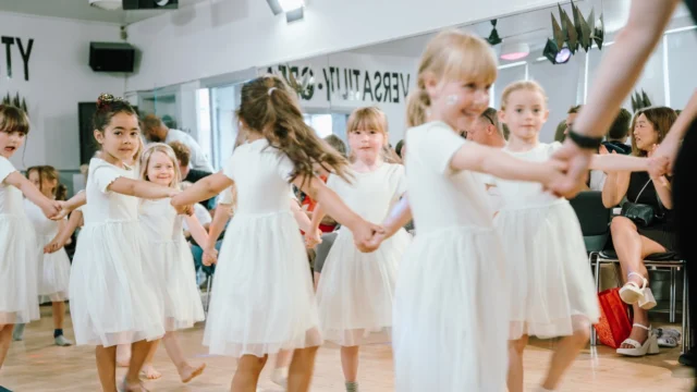 🎉⁠ BETAL FOR 1 HOLD OG DANS PÅ 2 HOLD 🎉⁠ ⁠
Nye Dansekurser Starter Til September - Alt Inkluderet Priser - Book en prøvetime med det samme på www.dans.dk 🌍⁠ ⁠
Københavns bedste tilbud & priser - 50 % og 20 % rabat! 💰⁠
⁠.⁠
Vi har rigtigt mange forskellige hold på alle niveauer og til alle aldre: ⁠
✅ K-Pop Dans ⁠
✅ Tik Tok Dans⁠
✅ Hip Hop⁠
✅ Street⁠
✅ Commercial⁠
✅ Contemporary Fusion⁠
✅ Girly⁠
✅ Modern Dance⁠
✅ Wacking⁠
✅ Dansehall⁠
✅ Bollywood⁠
✅ Shuffle Dans⁠
✅ Burlesque Dans⁠
✅ House⁠
✅ Broadway Jazz⁠
✅ Showdance⁠
✅ Mini Mix⁠
✅ Funky Fitness⁠
✅ Børnedans⁠
✅ Ramasjang Dans⁠
✅ Bachata⁠
✅ Pardans⁠
✅ Ballroom⁠
✅ Salsa⁠
✅ Swing⁠
✅ Ballet⁠
✅ Acro Dans⁠
✅ Jumps⁠
✅ Step Dans⁠
✅ Disco⁠
✅ Breaking⁠
✅ Cheerleading⁠
✅ Heels⁠
.⁠
Se meget mere på www.dans.dk - der er link i bio 🔗⁠
.⁠
#komogværmed #fpdans #fpagency #verdensældstefamileejededanseskole #anno1935 #danseskole #amager #copenhagen #københavn #cph #copenhagendance #yourpassionyourlife #dancersofinstagram #danceliveshere #dance #dancestudio #danceschool #justdance #dancelifestyle #instadance⁠
