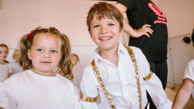 🎉⁠ BETAL FOR 1 HOLD OG DANS PÅ 2 HOLD 🎉⁠ ⁠
Nye Dansekurser Starter Til September - Alt Inkluderet Priser - Book en prøvetime med det samme på www.dans.dk 🌍⁠ ⁠
Københavns bedste tilbud & priser - 50 % og 20 % rabat! 💰⁠
⁠.⁠
Vi har rigtigt mange forskellige hold på alle niveauer og til alle aldre: ⁠
✅ K-Pop Dans ⁠
✅ Tik Tok Dans⁠
✅ Hip Hop⁠
✅ Street⁠
✅ Commercial⁠
✅ Contemporary Fusion⁠
✅ Girly⁠
✅ Modern Dance⁠
✅ Wacking⁠
✅ Dansehall⁠
✅ Bollywood⁠
✅ Shuffle Dans⁠
✅ Burlesque Dans⁠
✅ House⁠
✅ Broadway Jazz⁠
✅ Showdance⁠
✅ Mini Mix⁠
✅ Funky Fitness⁠
✅ Børnedans⁠
✅ Ramasjang Dans⁠
✅ Bachata⁠
✅ Pardans⁠
✅ Ballroom⁠
✅ Salsa⁠
✅ Swing⁠
✅ Ballet⁠
✅ Acro Dans⁠
✅ Jumps⁠
✅ Step Dans⁠
✅ Disco⁠
✅ Breaking⁠
✅ Cheerleading⁠
✅ Heels⁠
.⁠
Se meget mere på www.dans.dk - der er link i bio 🔗⁠
.⁠
#komogværmed #fpdans #fpagency #verdensældstefamileejededanseskole #anno1935 #danseskole #amager #copenhagen #københavn #cph #copenhagendance #yourpassionyourlife #dancersofinstagram #danceliveshere #dance #dancestudio #danceschool #justdance #dancelifestyle #instadance⁠
