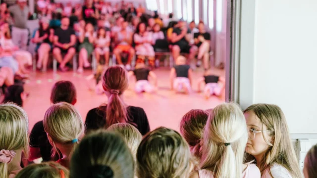 🎉⁠ BETAL FOR 1 HOLD OG DANS PÅ 2 HOLD 🎉⁠ ⁠
Nye Dansekurser Start I Hele September - Alt Inkluderet Priser - Book en prøvetime med det samme på www.dans.dk 🌍⁠ ⁠
Københavns bedste tilbud & priser - 50 % og 20 % rabat! 💰⁠
⁠.⁠
Vi har rigtigt mange forskellige hold på alle niveauer og til alle aldre: ⁠
✅ K-Pop Dans ⁠
✅ Tik Tok Dans⁠
✅ Hip Hop⁠
✅ Street⁠
✅ Commercial⁠
✅ Contemporary Fusion⁠
✅ Girly⁠
✅ Modern Dance⁠
✅ Wacking⁠
✅ Dansehall⁠
✅ Bollywood⁠
✅ Shuffle Dans⁠
✅ Burlesque Dans⁠
✅ House⁠
✅ Broadway Jazz⁠
✅ Showdance⁠
✅ Mini Mix⁠
✅ Funky Fitness⁠
✅ Børnedans⁠
✅ Ramasjang Dans⁠
✅ Bachata⁠
✅ Pardans⁠
✅ Ballroom⁠
✅ Salsa⁠
✅ Swing⁠
✅ Ballet⁠
✅ Acro Dans⁠
✅ Jumps⁠
✅ Step Dans⁠
✅ Disco⁠
✅ Breaking⁠
✅ Cheerleading⁠
✅ Heels⁠
.⁠
Se meget mere på www.dans.dk - der er link i bio 🔗⁠
.⁠
#komogværmed #fpdans #fpagency #verdensældstefamileejededanseskole #anno1935 #danseskole #amager #copenhagen #københavn #cph #copenhagendance #yourpassionyourlife #dancersofinstagram #danceliveshere #dance #dancestudio #danceschool #justdance #dancelifestyle #instadance⁠