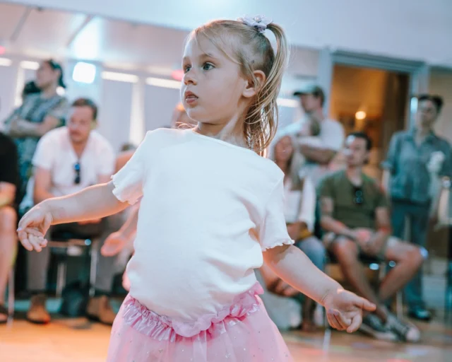 🎉⁠ BETAL FOR 1 HOLD OG DANS PÅ 2 HOLD 🎉⁠ ⁠
Nye Dansekurser Start I Hele September - Alt Inkluderet Priser - Book en prøvetime med det samme på www.dans.dk 🌍⁠ ⁠
Københavns bedste tilbud & priser - 50 % og 20 % rabat! 💰⁠
⁠.⁠
Vi har rigtigt mange forskellige hold på alle niveauer og til alle aldre: ⁠
✅ K-Pop Dans ⁠
✅ Tik Tok Dans⁠
✅ Hip Hop⁠
✅ Street⁠
✅ Commercial⁠
✅ Contemporary Fusion⁠
✅ Girly⁠
✅ Modern Dance⁠
✅ Wacking⁠
✅ Dansehall⁠
✅ Bollywood⁠
✅ Shuffle Dans⁠
✅ Burlesque Dans⁠
✅ House⁠
✅ Broadway Jazz⁠
✅ Showdance⁠
✅ Mini Mix⁠
✅ Funky Fitness⁠
✅ Børnedans⁠
✅ Ramasjang Dans⁠
✅ Bachata⁠
✅ Pardans⁠
✅ Ballroom⁠
✅ Salsa⁠
✅ Swing⁠
✅ Ballet⁠
✅ Acro Dans⁠
✅ Jumps⁠
✅ Step Dans⁠
✅ Disco⁠
✅ Breaking⁠
✅ Cheerleading⁠
✅ Heels⁠
.⁠
Se meget mere på www.dans.dk - der er link i bio 🔗⁠
.⁠
#komogværmed #fpdans #fpagency #verdensældstefamileejededanseskole #anno1935 #danseskole #amager #copenhagen #københavn #cph #copenhagendance #yourpassionyourlife #dancersofinstagram #danceliveshere #dance #dancestudio #danceschool #justdance #dancelifestyle #instadance⁠
