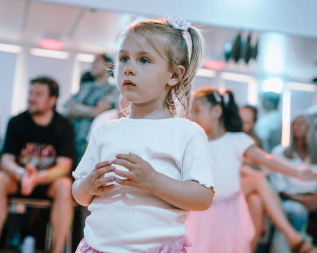 🎉⁠ BETAL FOR 1 HOLD OG DANS PÅ 2 HOLD 🎉⁠ ⁠
Nye Dansekurser Start I Hele September - Alt Inkluderet Priser - Book en prøvetime med det samme på www.dans.dk 🌍⁠ ⁠
Københavns bedste tilbud & priser - 50 % og 20 % rabat! 💰⁠
⁠.⁠
Vi har rigtigt mange forskellige hold på alle niveauer og til alle aldre: ⁠
✅ K-Pop Dans ⁠
✅ Tik Tok Dans⁠
✅ Hip Hop⁠
✅ Street⁠
✅ Commercial⁠
✅ Contemporary Fusion⁠
✅ Girly⁠
✅ Modern Dance⁠
✅ Wacking⁠
✅ Dansehall⁠
✅ Bollywood⁠
✅ Shuffle Dans⁠
✅ Burlesque Dans⁠
✅ House⁠
✅ Broadway Jazz⁠
✅ Showdance⁠
✅ Mini Mix⁠
✅ Funky Fitness⁠
✅ Børnedans⁠
✅ Ramasjang Dans⁠
✅ Bachata⁠
✅ Pardans⁠
✅ Ballroom⁠
✅ Salsa⁠
✅ Swing⁠
✅ Ballet⁠
✅ Acro Dans⁠
✅ Jumps⁠
✅ Step Dans⁠
✅ Disco⁠
✅ Breaking⁠
✅ Cheerleading⁠
✅ Heels⁠
.⁠
Se meget mere på www.dans.dk - der er link i bio 🔗⁠
.⁠
#komogværmed #fpdans #fpagency #verdensældstefamileejededanseskole #anno1935 #danseskole #amager #copenhagen #københavn #cph #copenhagendance #yourpassionyourlife #dancersofinstagram #danceliveshere #dance #dancestudio #danceschool #justdance #dancelifestyle #instadance⁠