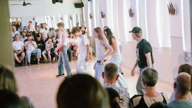 🎉⁠ BETAL FOR 1 HOLD OG DANS PÅ 2 HOLD 🎉⁠ ⁠
Nye Dansekurser Start I Hele September - Alt Inkluderet Priser - Book en prøvetime med det samme på www.dans.dk 🌍⁠ ⁠
Københavns bedste tilbud & priser - 50 % og 20 % rabat! 💰⁠
⁠.⁠
Vi har rigtigt mange forskellige hold på alle niveauer og til alle aldre: ⁠
✅ K-Pop Dans ⁠
✅ Tik Tok Dans⁠
✅ Hip Hop⁠
✅ Street⁠
✅ Commercial⁠
✅ Contemporary Fusion⁠
✅ Girly⁠
✅ Modern Dance⁠
✅ Wacking⁠
✅ Dansehall⁠
✅ Bollywood⁠
✅ Shuffle Dans⁠
✅ Burlesque Dans⁠
✅ House⁠
✅ Broadway Jazz⁠
✅ Showdance⁠
✅ Mini Mix⁠
✅ Funky Fitness⁠
✅ Børnedans⁠
✅ Ramasjang Dans⁠
✅ Bachata⁠
✅ Pardans⁠
✅ Ballroom⁠
✅ Salsa⁠
✅ Swing⁠
✅ Ballet⁠
✅ Acro Dans⁠
✅ Jumps⁠
✅ Step Dans⁠
✅ Disco⁠
✅ Breaking⁠
✅ Cheerleading⁠
✅ Heels⁠
.⁠
Se meget mere på www.dans.dk - der er link i bio 🔗⁠
.⁠
#komogværmed #fpdans #fpagency #verdensældstefamileejededanseskole #anno1935 #danseskole #amager #copenhagen #københavn #cph #copenhagendance #yourpassionyourlife #dancersofinstagram #danceliveshere #dance #dancestudio #danceschool #justdance #dancelifestyle #instadance⁠